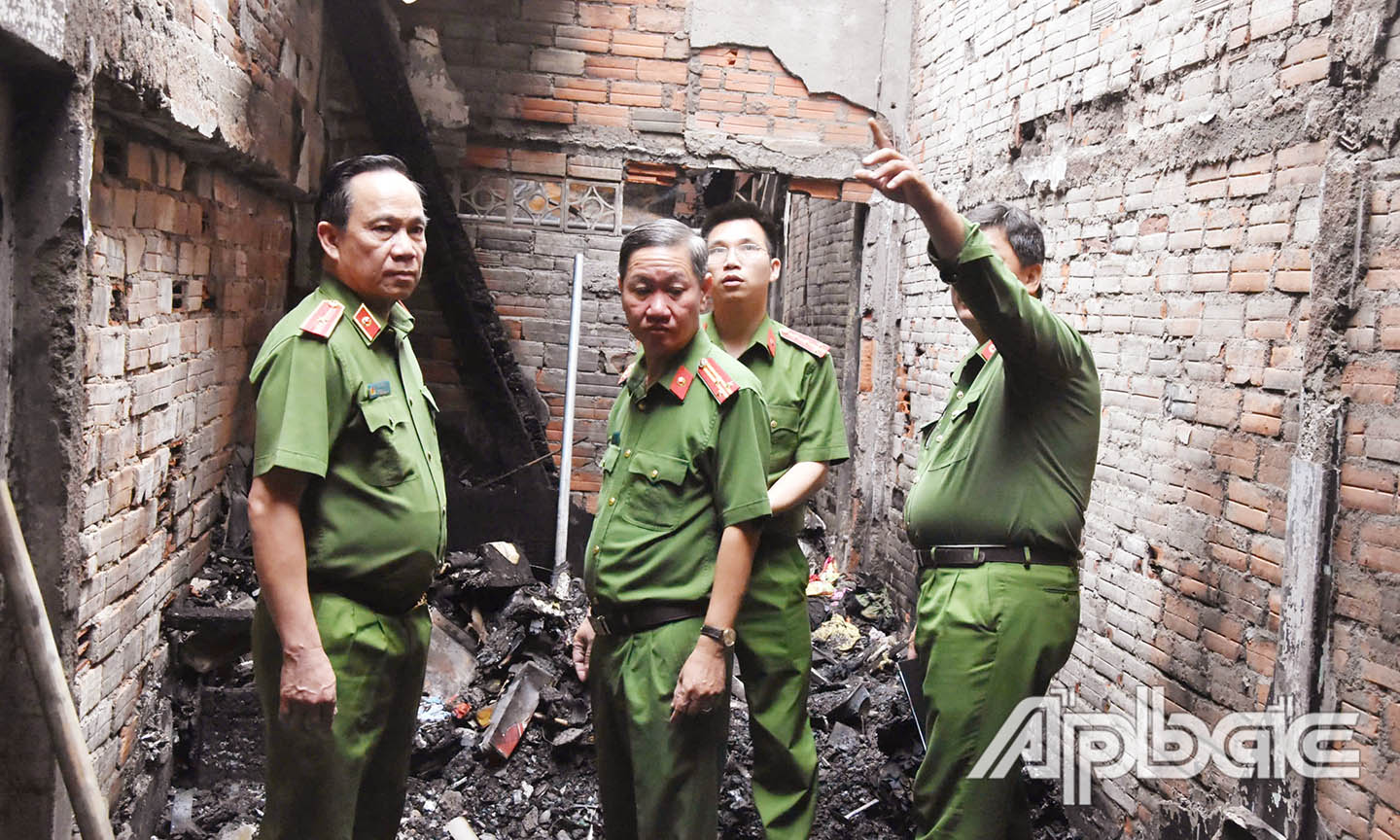 Thiếu tướng Huỳnh Thới An kiểm tra hiện trường vụ cháy. Ảnh: N. SỰ