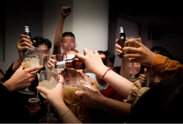 Nghiện bia rượu dễ dẫn đến nhiều hệ lụy cho gia đình và xã hội. Ảnh: HOÀNG HÙNG