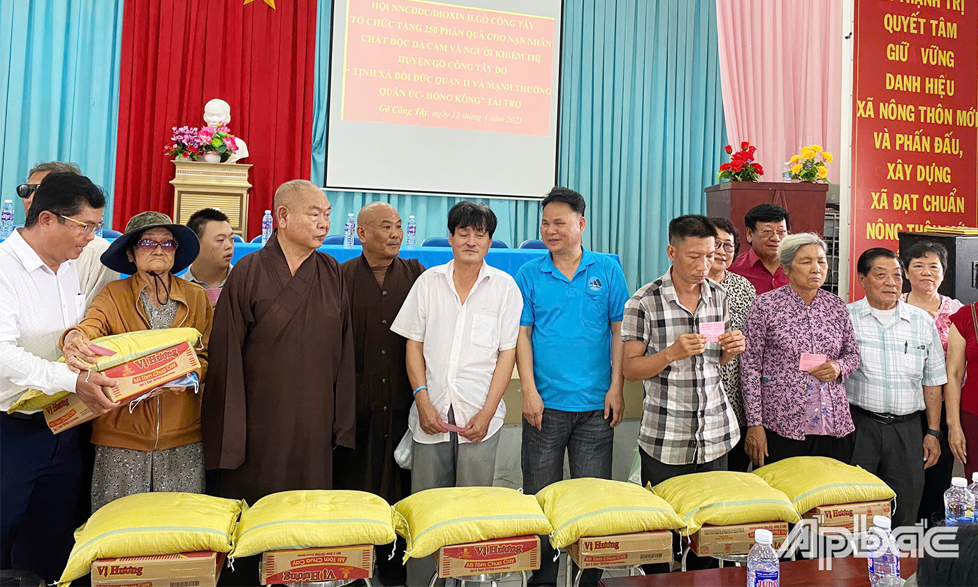 Trao quà cho tại chương trình