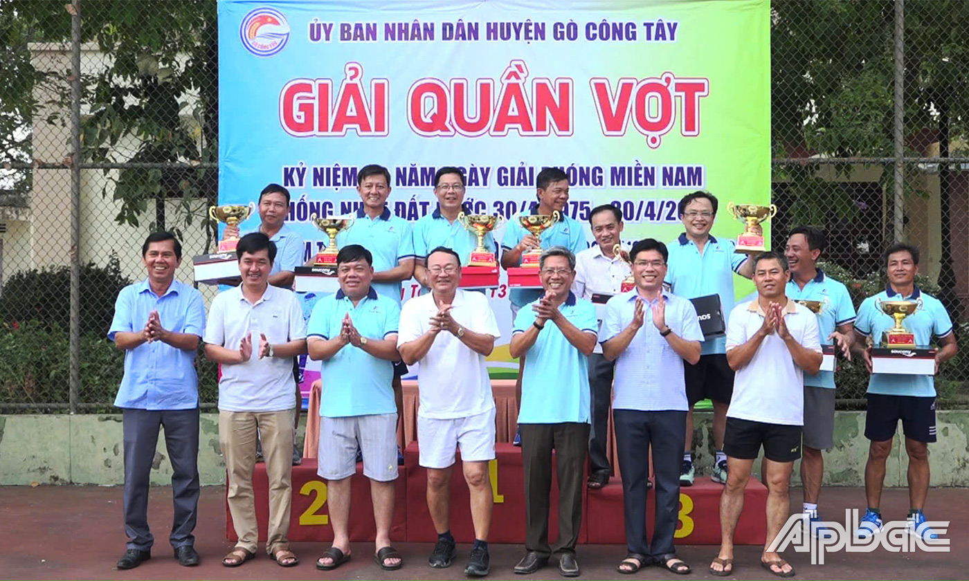 Ban tổ chức trao giải cho các vận động viên