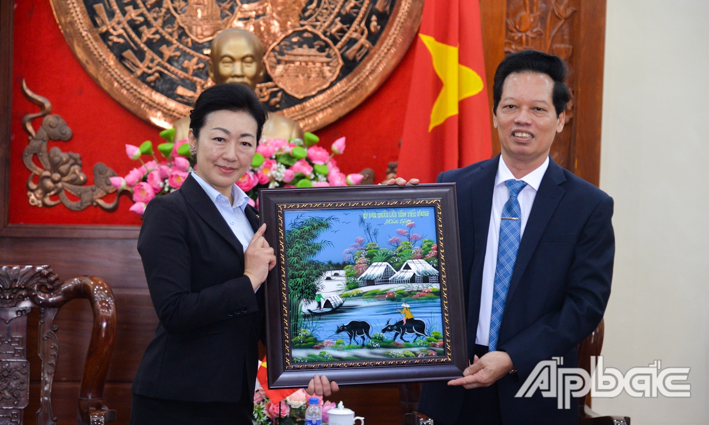 Phó Chủ tịch UBND tỉnh Nguyễn Thành Diệu tặng quà lưu niệm cho bà Yamazaki Komai.
