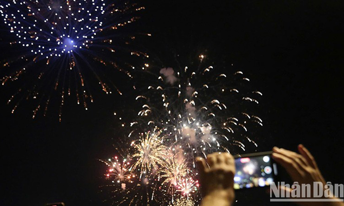 Ho Chi Minh City will hold high-altitude fireworks displays over three days to celebrate Southern Liberation and National Reunification Day (April 30). (Photo by The Anh).