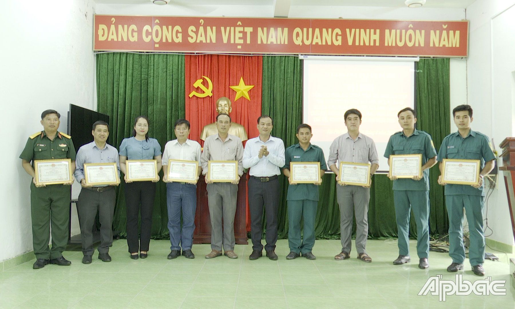 Khen thưởng cho các tập thể và cá nhân.