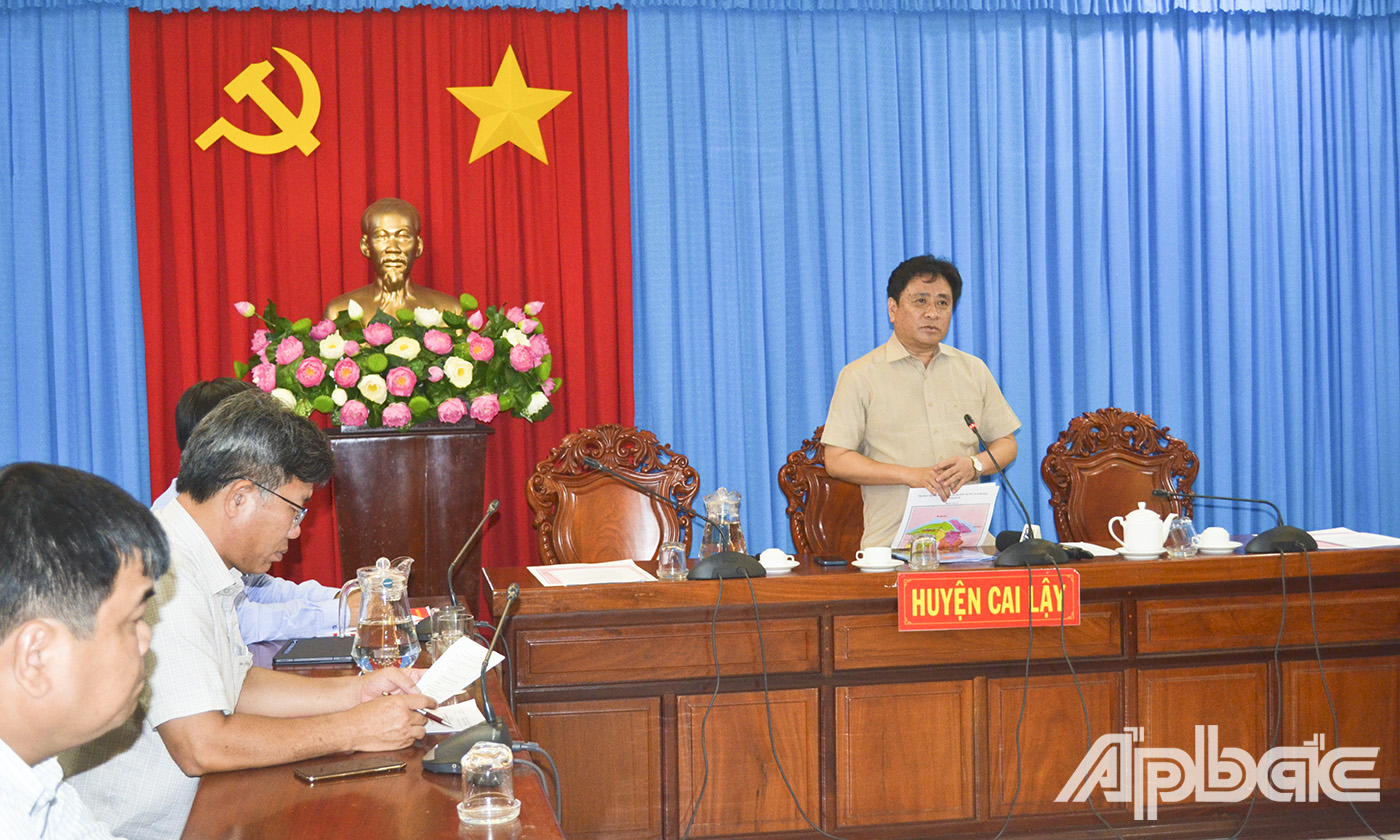 Đồng chí Trần Văn Dũng phát biểu chỉ đạo sau khi kiểm và làm việc với lãnh đạo huyện Cai Lậy. tra trụ sở huyện Cai Lậy