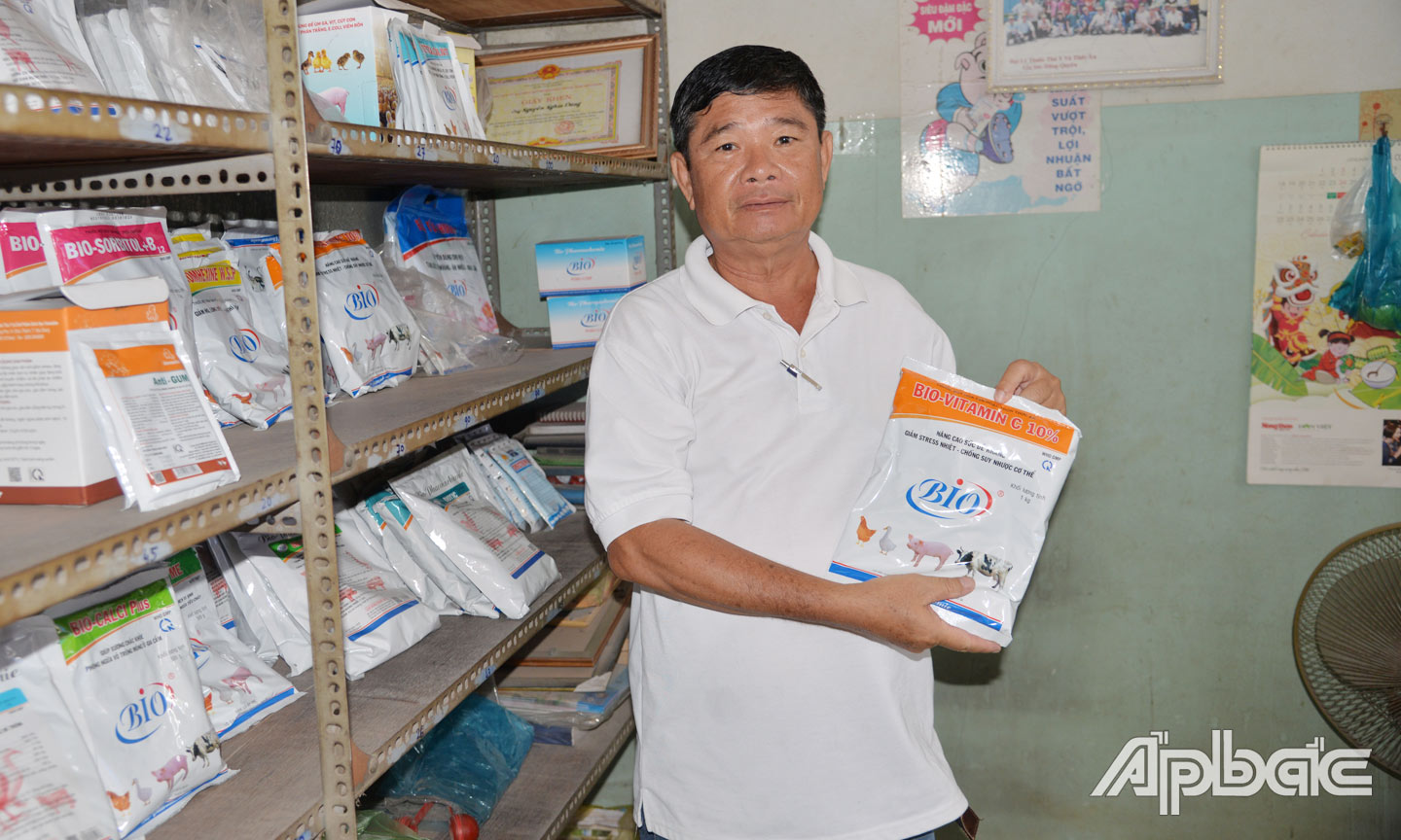 Dù đã ngoài 60 tuổi nhưng ông Dũng vẫn cần mẫn lao động mỗi ngày bên các cơ sở sản xuất, kinh doanh của gia đình.