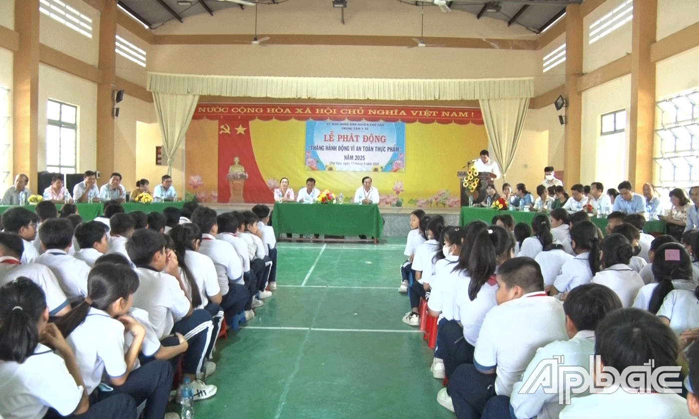 Quang cảnh lễ phát động.