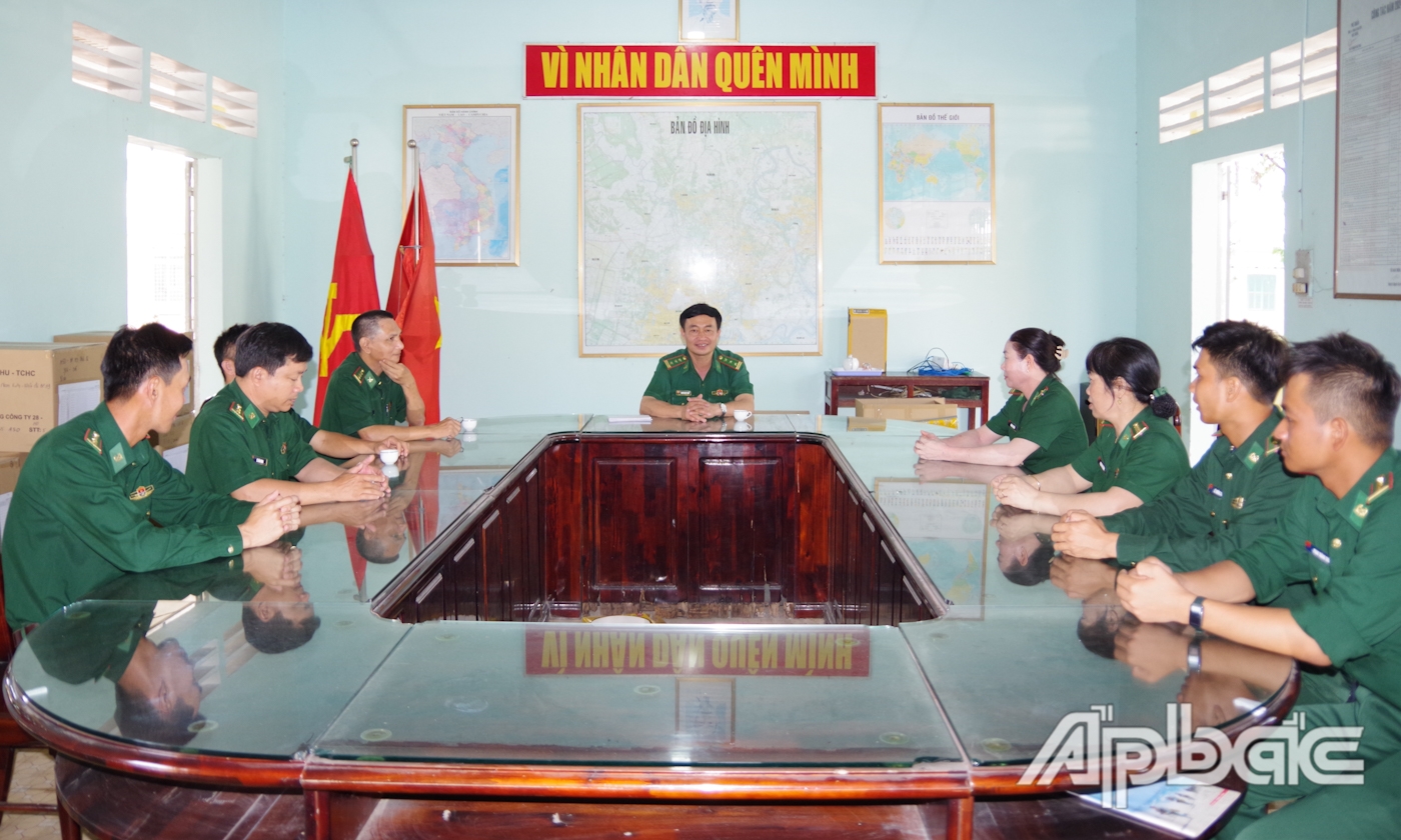 Thượng tá Nguyễn Quốc Thanh thăm hỏi, động viên cán bộ tham gia nhiệm vụ A50.