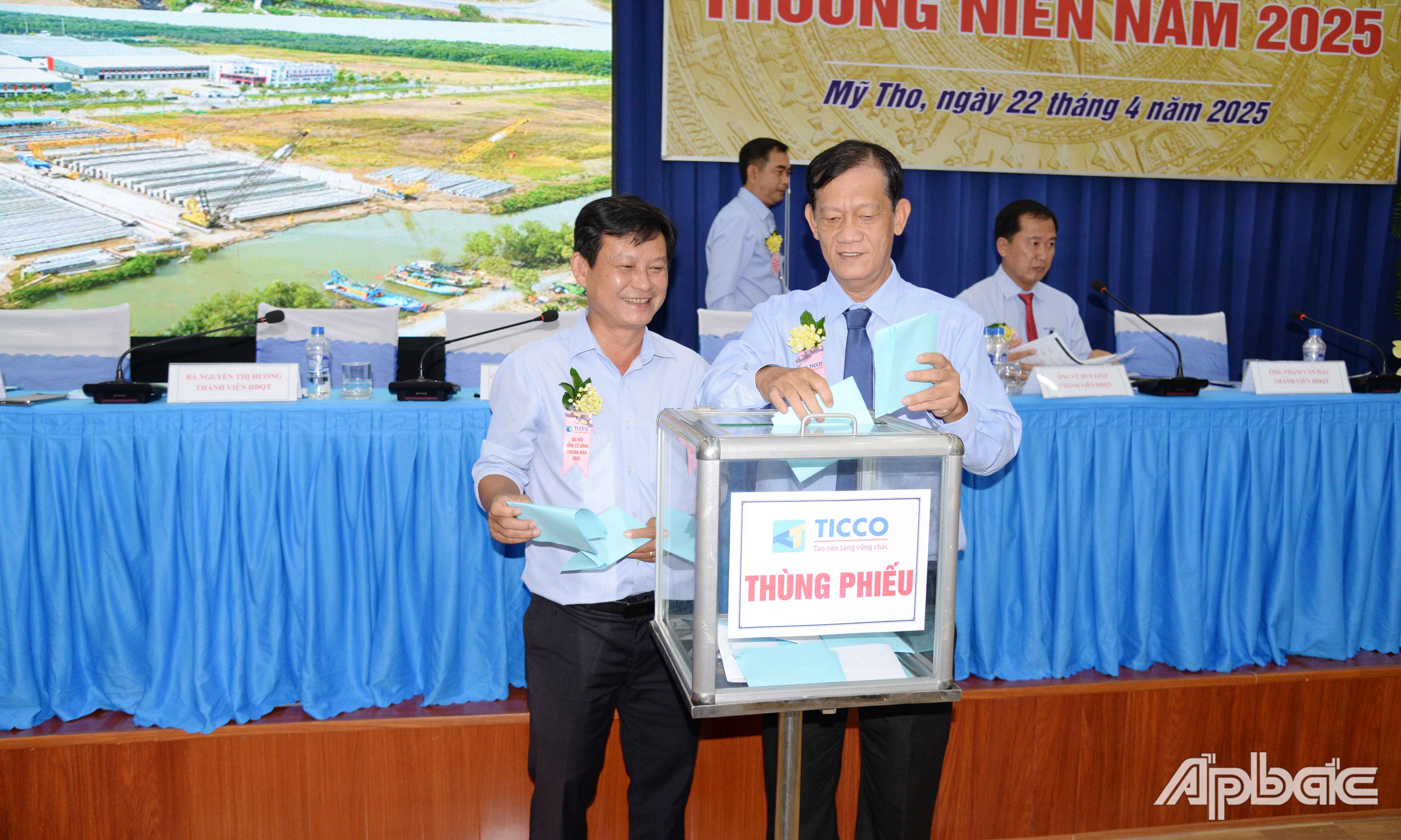 Các cổ đông bỏ phiếu thông qua các tờ trình.