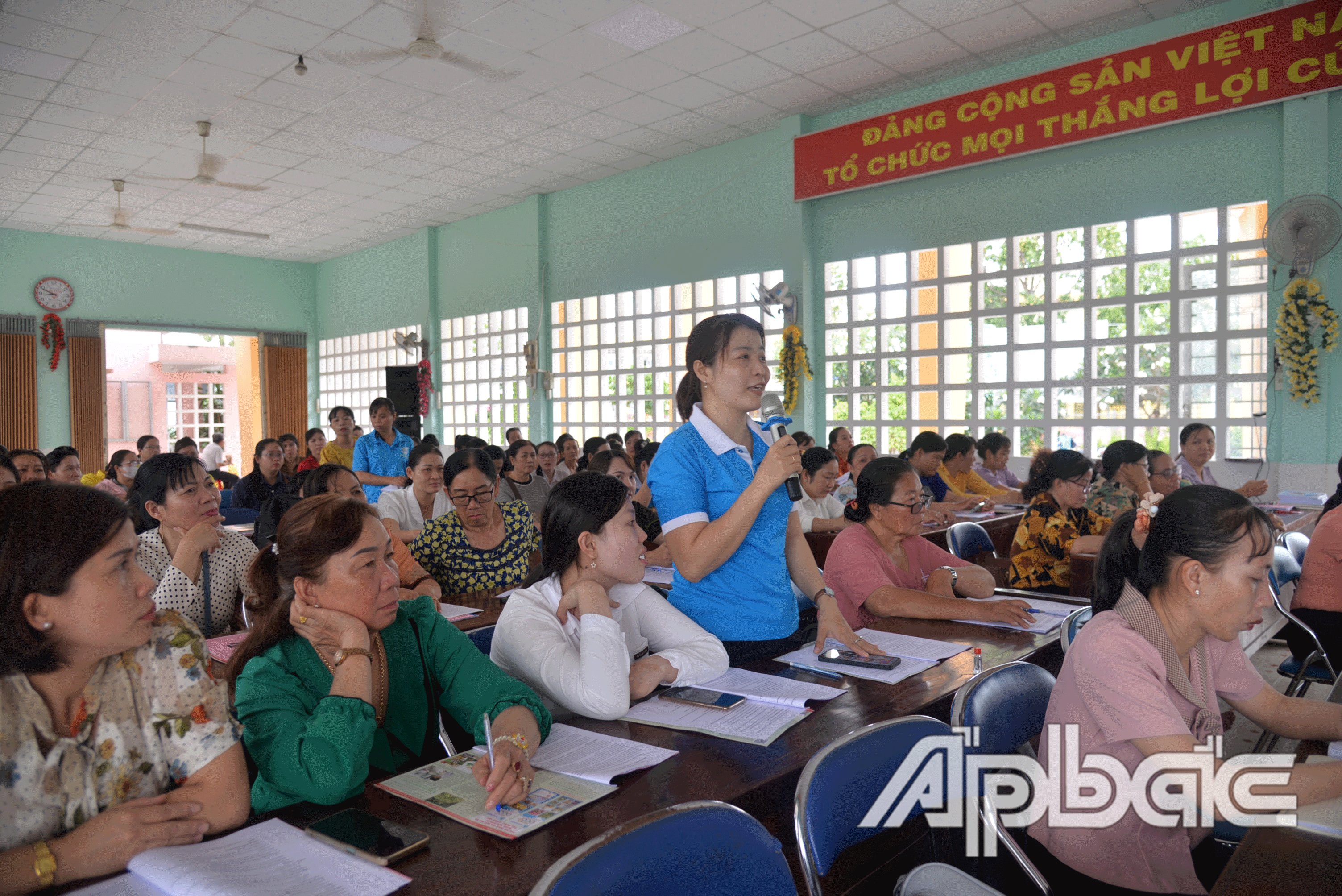 Chị em mạnh dạn trao đổi.