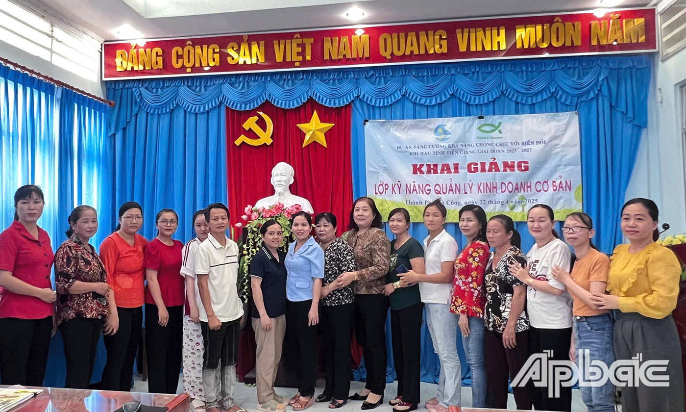 Khai giảng lớp tập huấn.