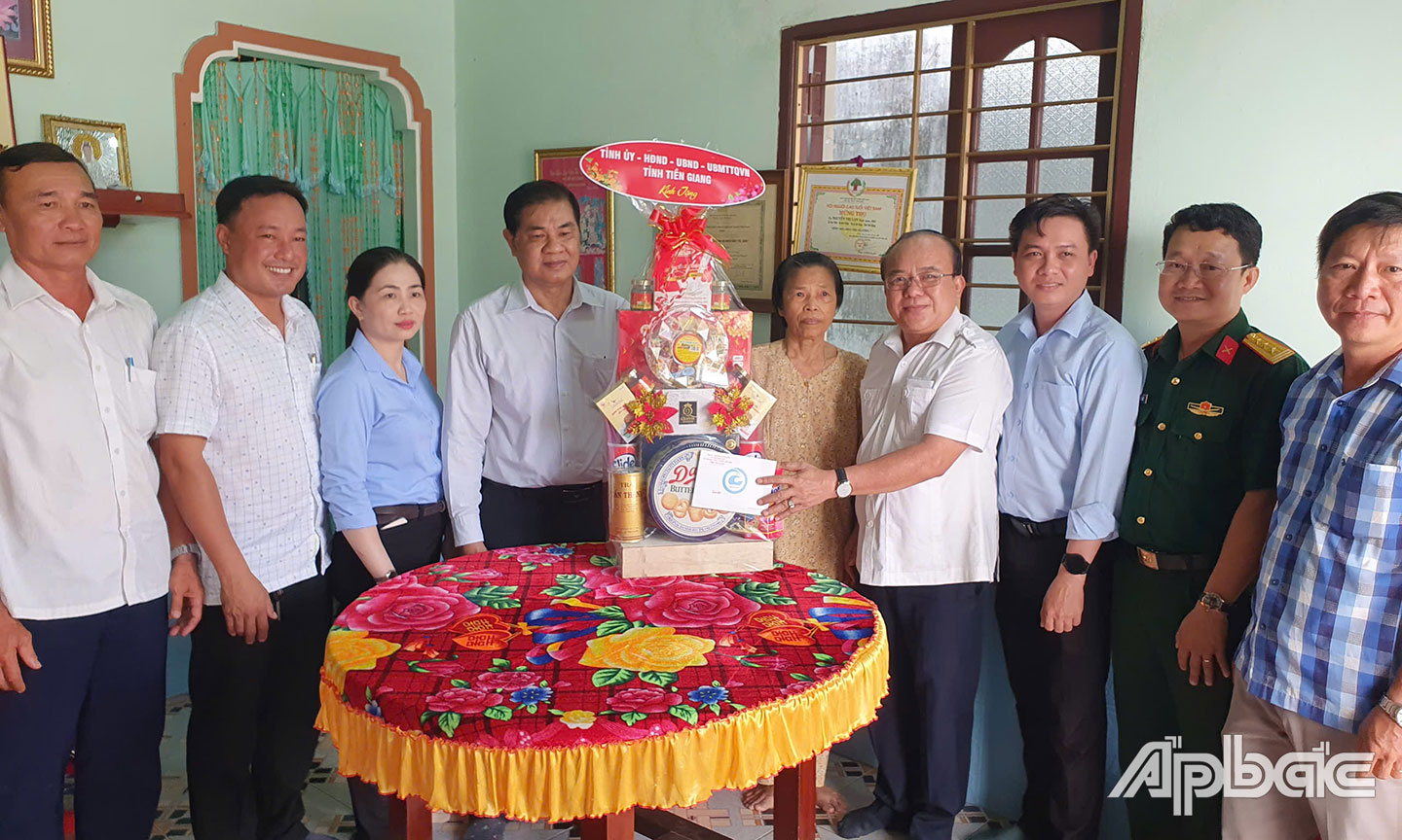 Đồng chí Nguyễn Chí Trung thăm bà Nguyễn Thị Lan là tù đày, xã Bình Đông, TP. Gò Công.
