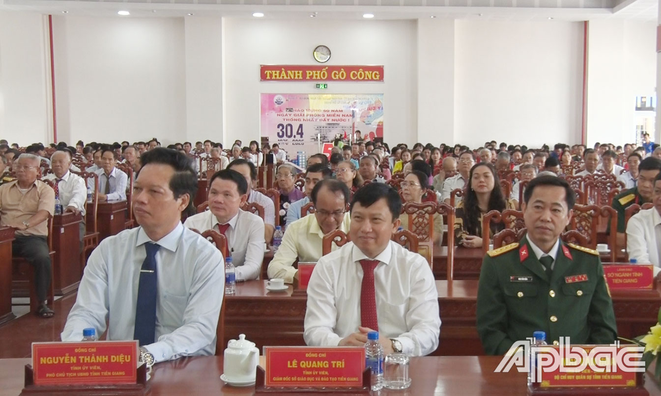 Các đại biểu tham dự buổi họp mặt.