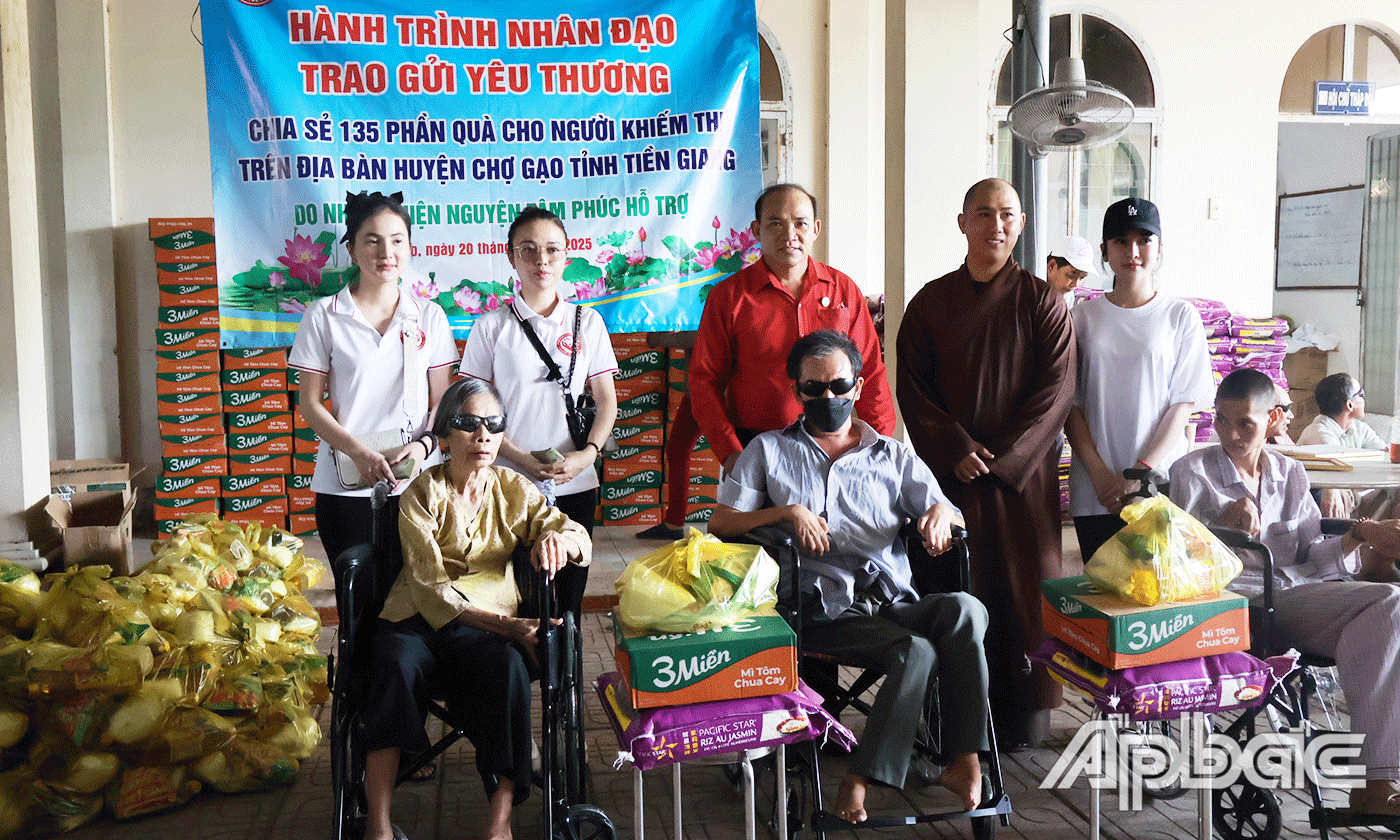 Trao quà cho người khiếm thị.