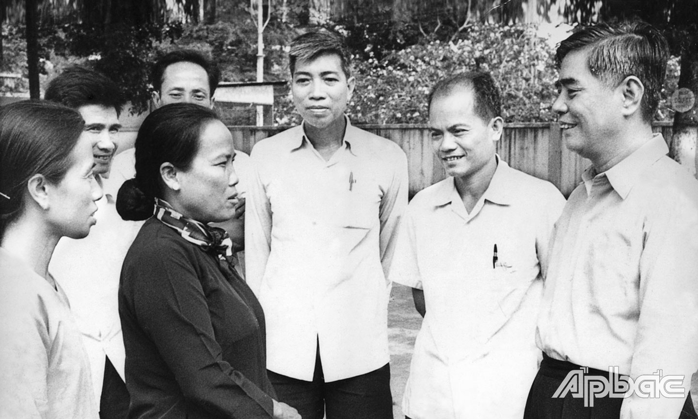Tổng Bí thư Nguyễn Văn Linh thăm hỏi cán bộ, xã viên Hợp tác xã Tân Hội  (huyện Cai Lậy).