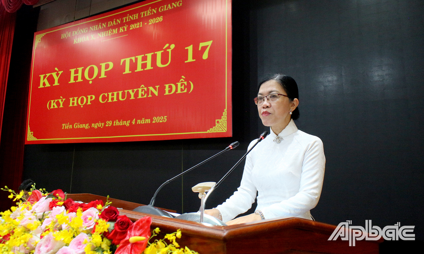 giám đốc Sở Tài Chính Nguyễn Kim Tuyến trình các Tờ trình kèm dự thảo Nghị quyết tại kỳ họp