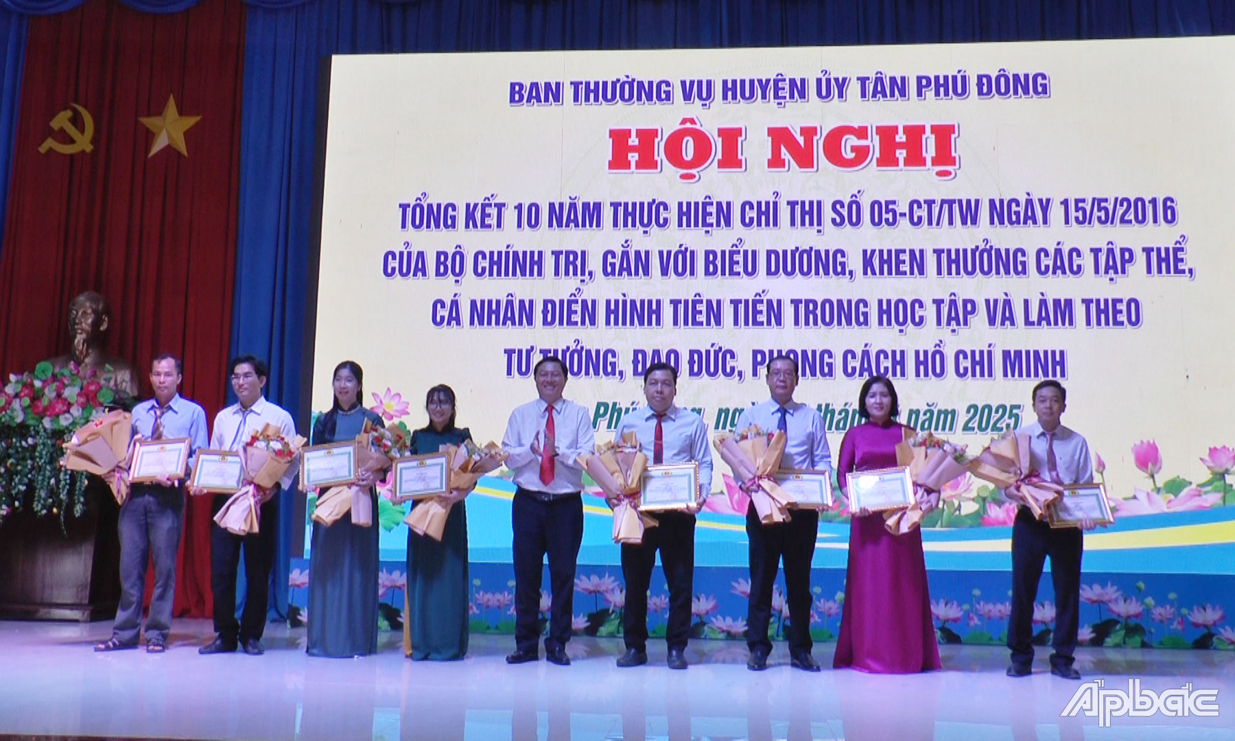  Đồng chí Phan Minh Quân tặng Giấy khen cho các tập thể điển hình học tập và làm theo Bác.