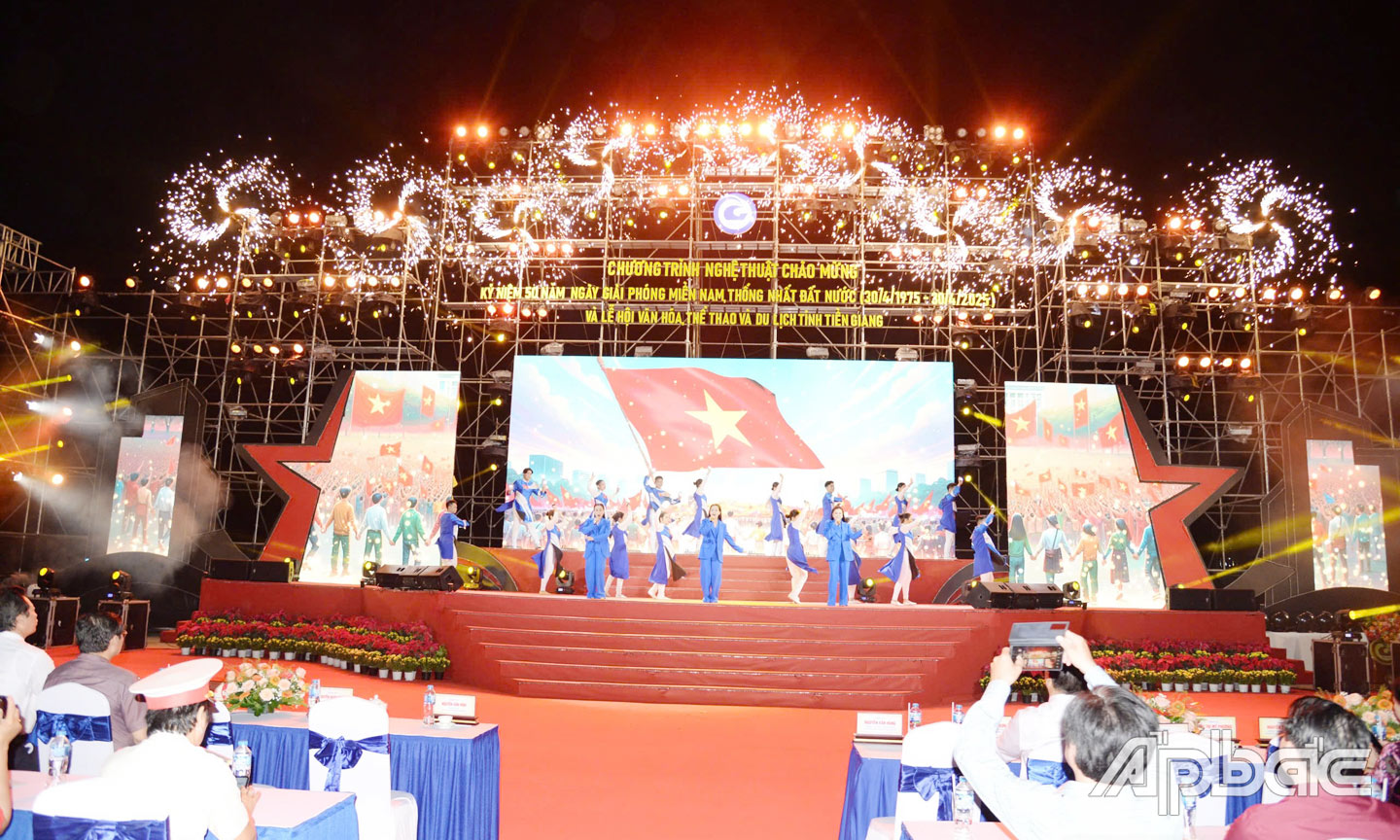 Biểu diễn các tiết mục văn nghệ.                                                                                                            Ảnh: MINH THÀNH