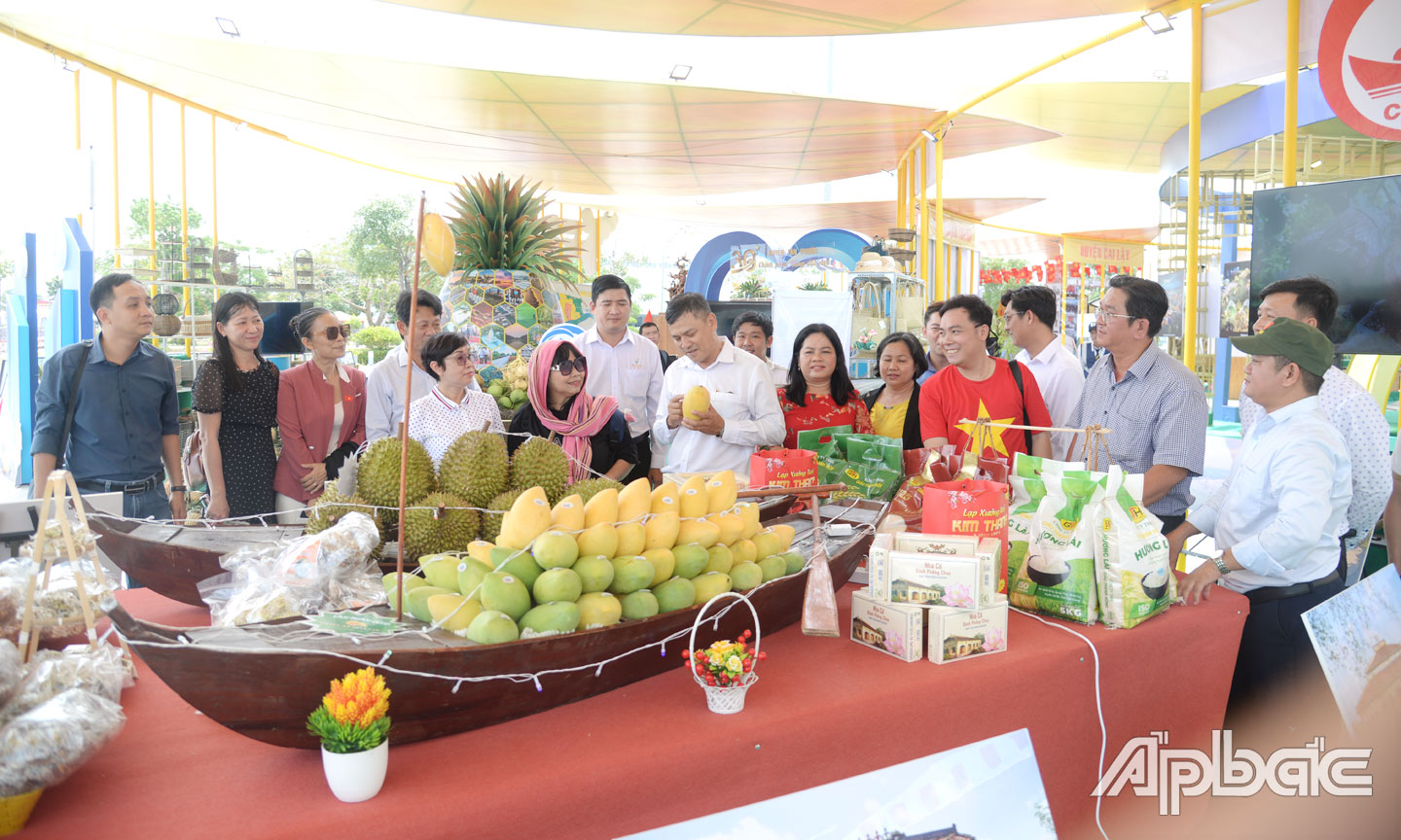 Đoàn khảo sát nghe thuyết minh về các loại trái cây đặc sản của Tiền Giang tại Khu triển lãm thành tựu kinh tế - xã hội tỉnh Tiền Giang.                                                                                         Ảnh: CAO THẮNG
