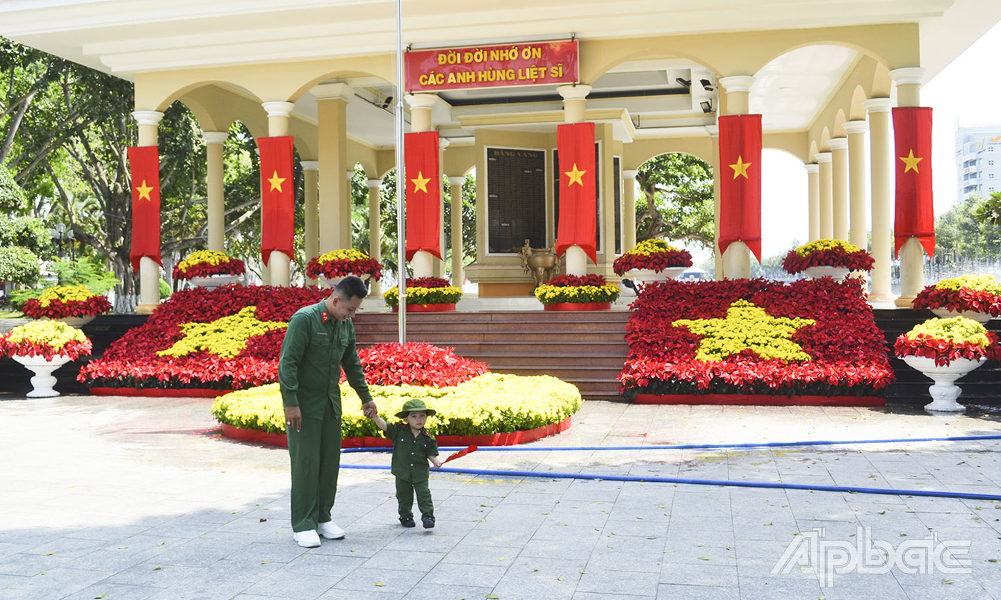 Dịp kỷ niệm 50 năm Ngày Giải phóng miền Nam, thống nhất đất nước không chỉ là dấu mốc quan trọng trong dòng chảy lịch sử dân tộc, mà còn là dịp để mỗi người dân Việt Nam thêm yêu quý hòa bình, trân trọng những thành quả của đất nước sau nửa thế kỷ thống nhất và phát triển (trong ảnh: Nhà bia tưởng niệm các Anh hùng liệt sĩ tại Công viên Tết Mậu Thân).