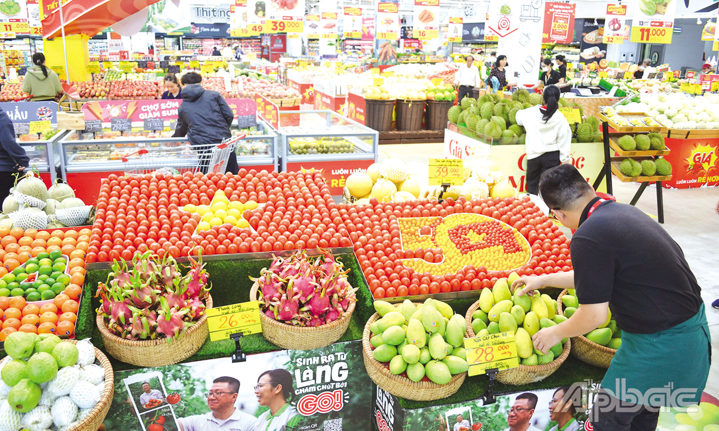Tràn ngập sắc đỏ khắp các trung tâm thương mại, siêu thị, quán cà phê, khu vui chơi giải trí… (trong ảnh: Siêu thị GO! Mỹ Tho ngoài trang trí cờ Tổ quốc, siêu thị còn làm các mô hình về xe tăng, máy bay để tái hiện những hình ảnh lịch sử về Chiến thắng 30-4).