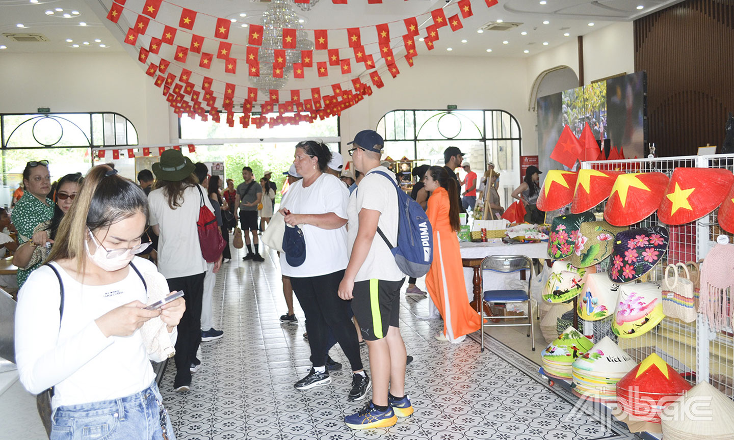 Tại Cảng du thuyền Mỹ Tho, ngoài việc trang trí cờ Tổ quốc và trưng bày các hình ảnh lịch sử về Chiến thắng 30-4-1975, tại khu vực sảnh chính của cảng du thuyền sẽ trang bị một màn hình LED cỡ lớn để phục vụ khách du lịch trong và ngoài nước có thể theo dõi trực tiếp buổi lễ diễn ra vào sáng 30-4-2025 tại TP. Hồ Chí Minh.