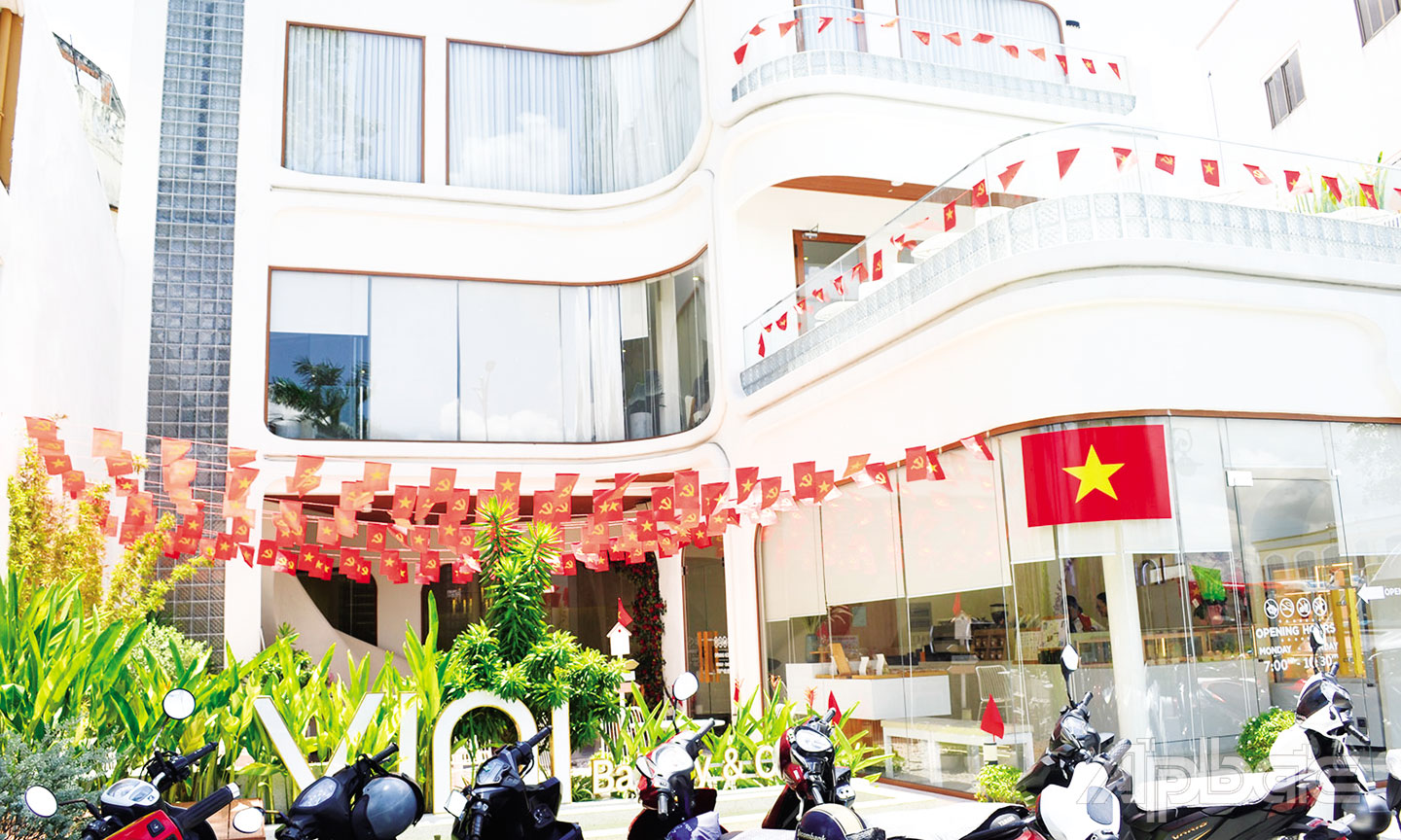 Quán cà phê trên đường 30 tháng 4 ngoài trang trí cờ Tổ quốc, quán còn trang bị các cờ cầm tay cho khách có nhu cầu chụp ảnh.