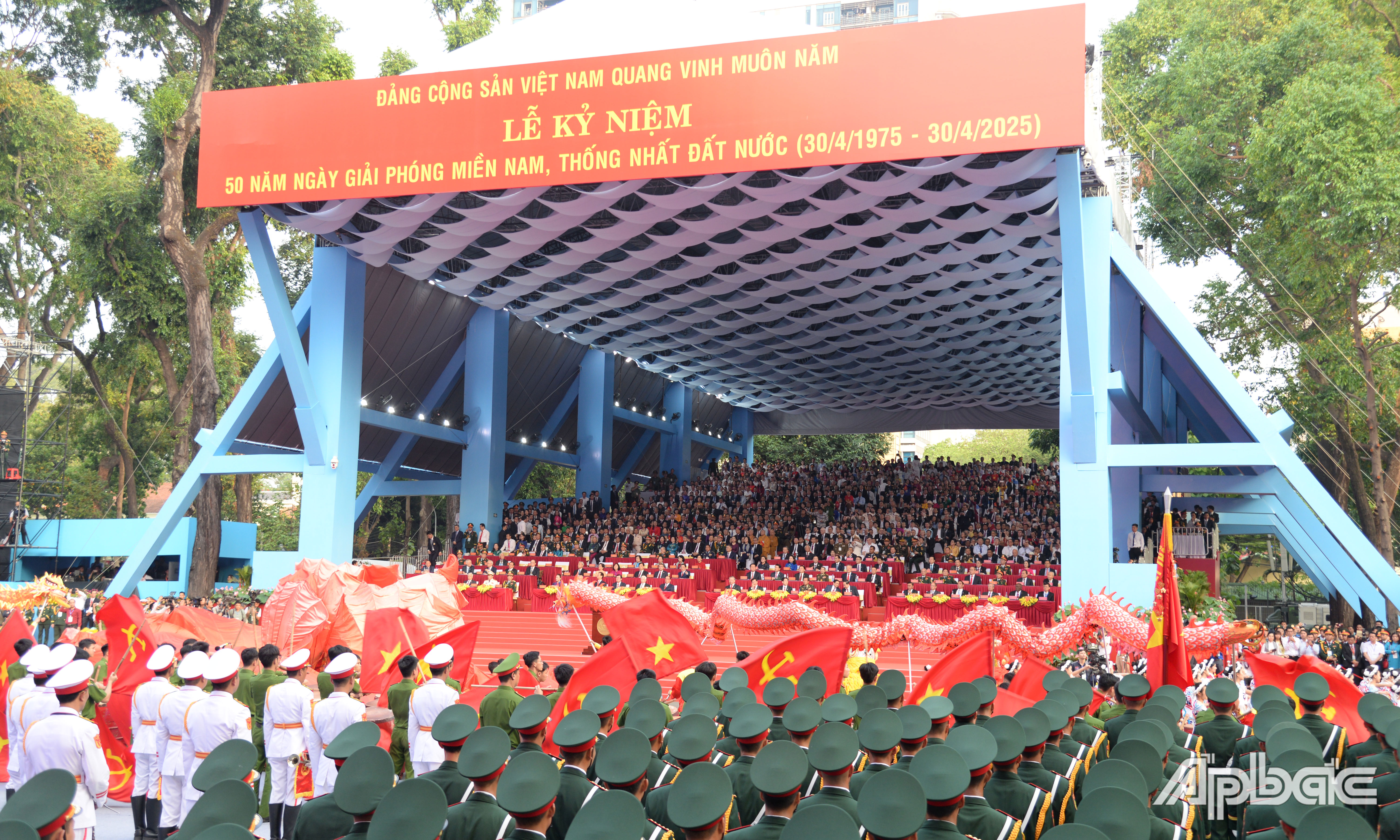 Trình diễn các tiết mục văn nghệ.