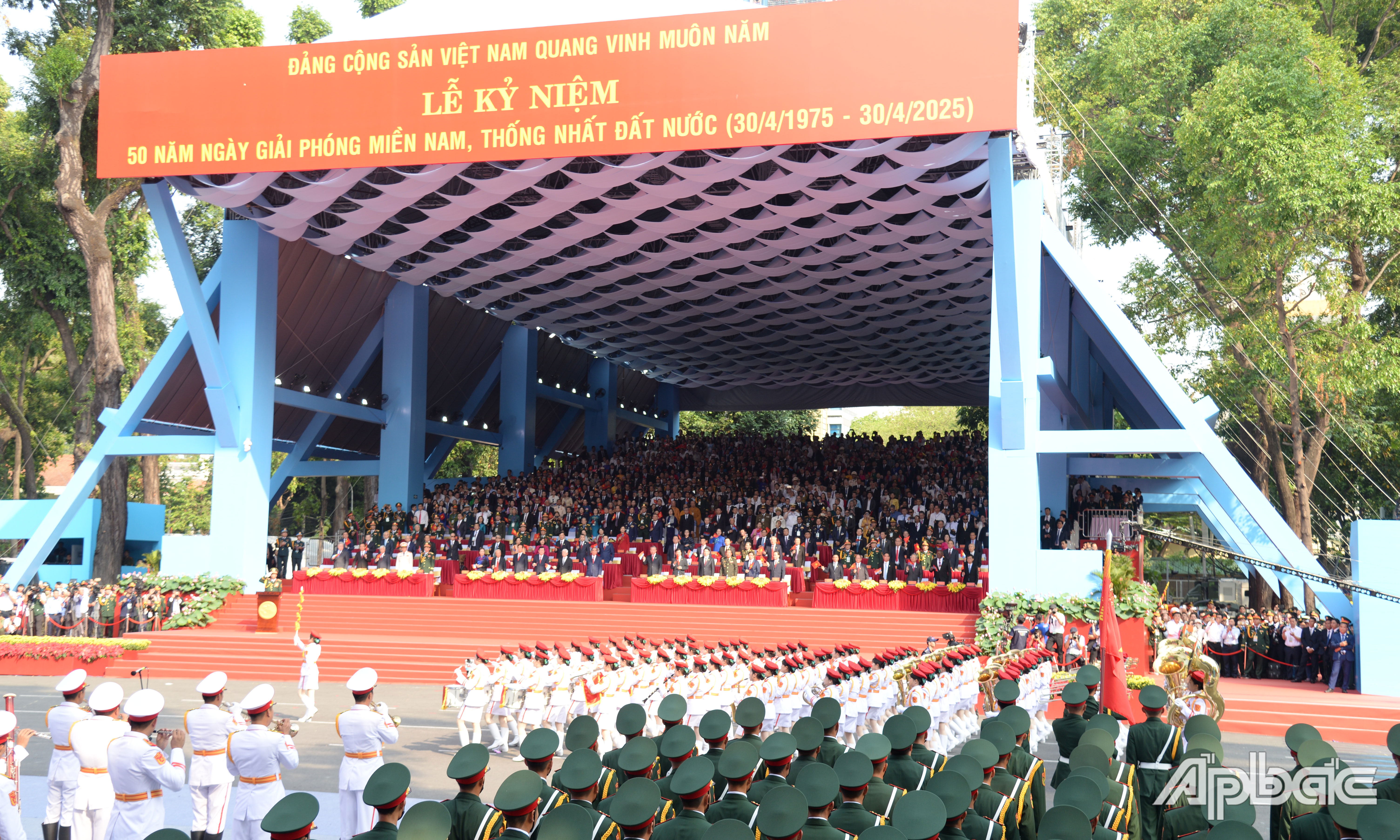 Các khối diễu binh tiến vào lễ đài.