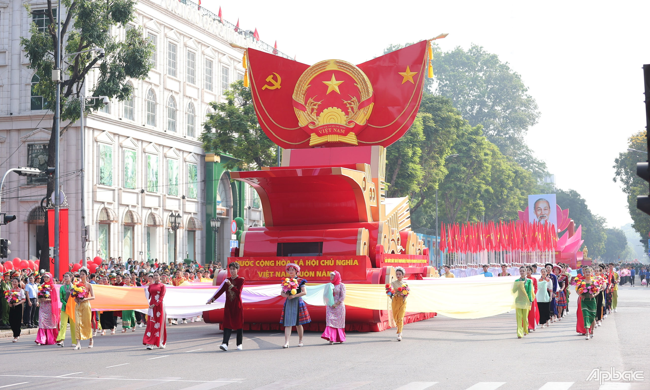 Khối xe Quốc huy (tiến vào lễ đài đầu tiên).