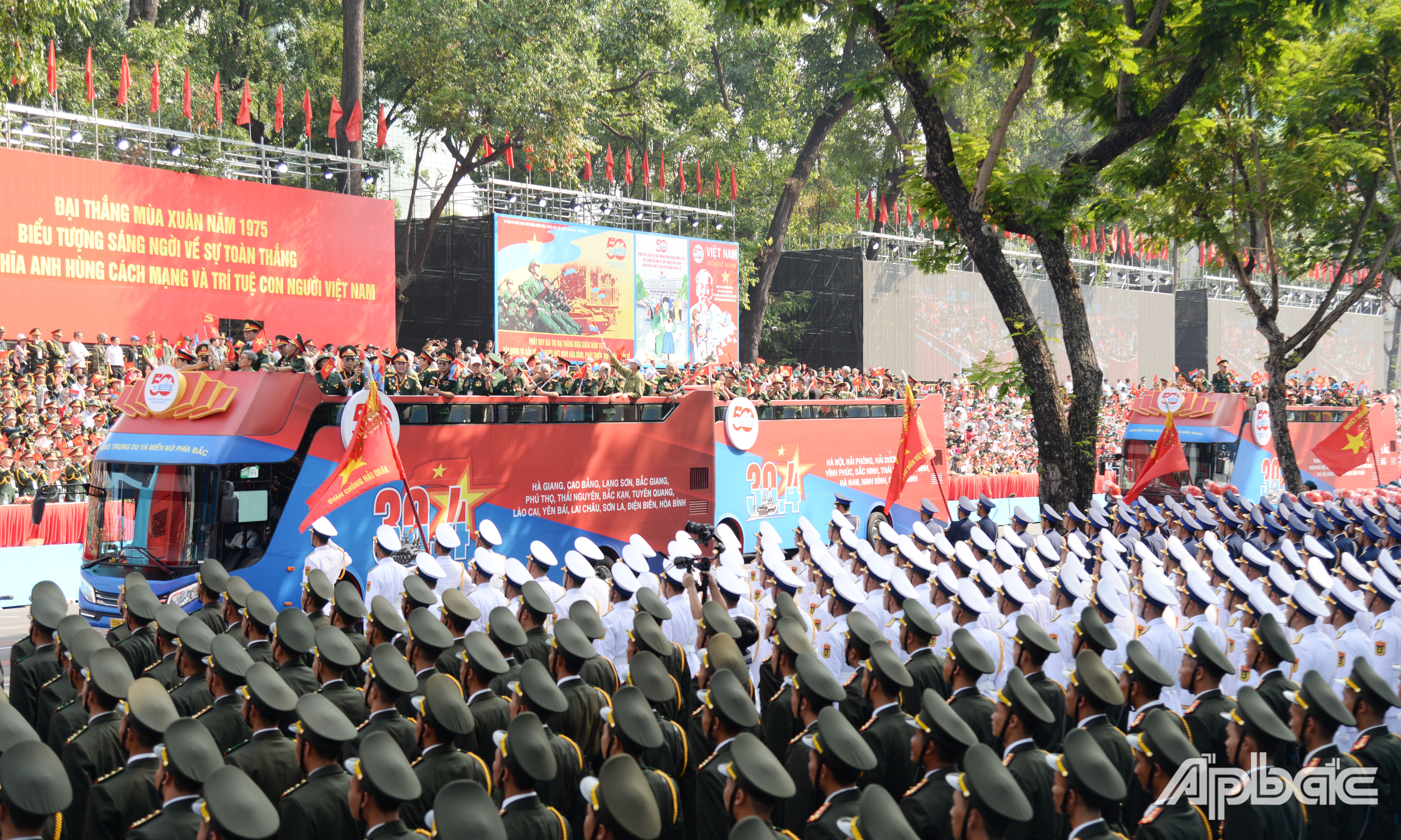 Khối tôn vinh các Anh hùng lực lượng vũ trang nhân dân, Anh hùng lao động và nhân chứng lịch sử tham gia diễu hành tại Lễ kỷ niệm. 