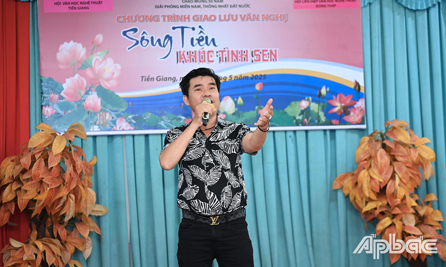 Ca sĩ Cao Huy Thế biểu diễn ca khúc “Tiền Giang vang khúc tự hào”