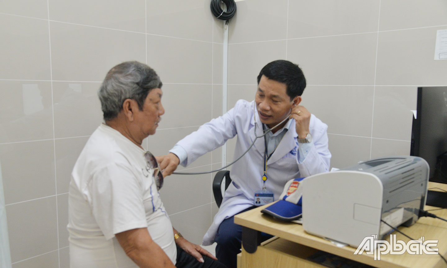Tiến sĩ Y khoa Nguyễn Văn Dũng hạnh phúc khi được làm công việc mình đam mê là chăm sóc sức khỏe người dân. 