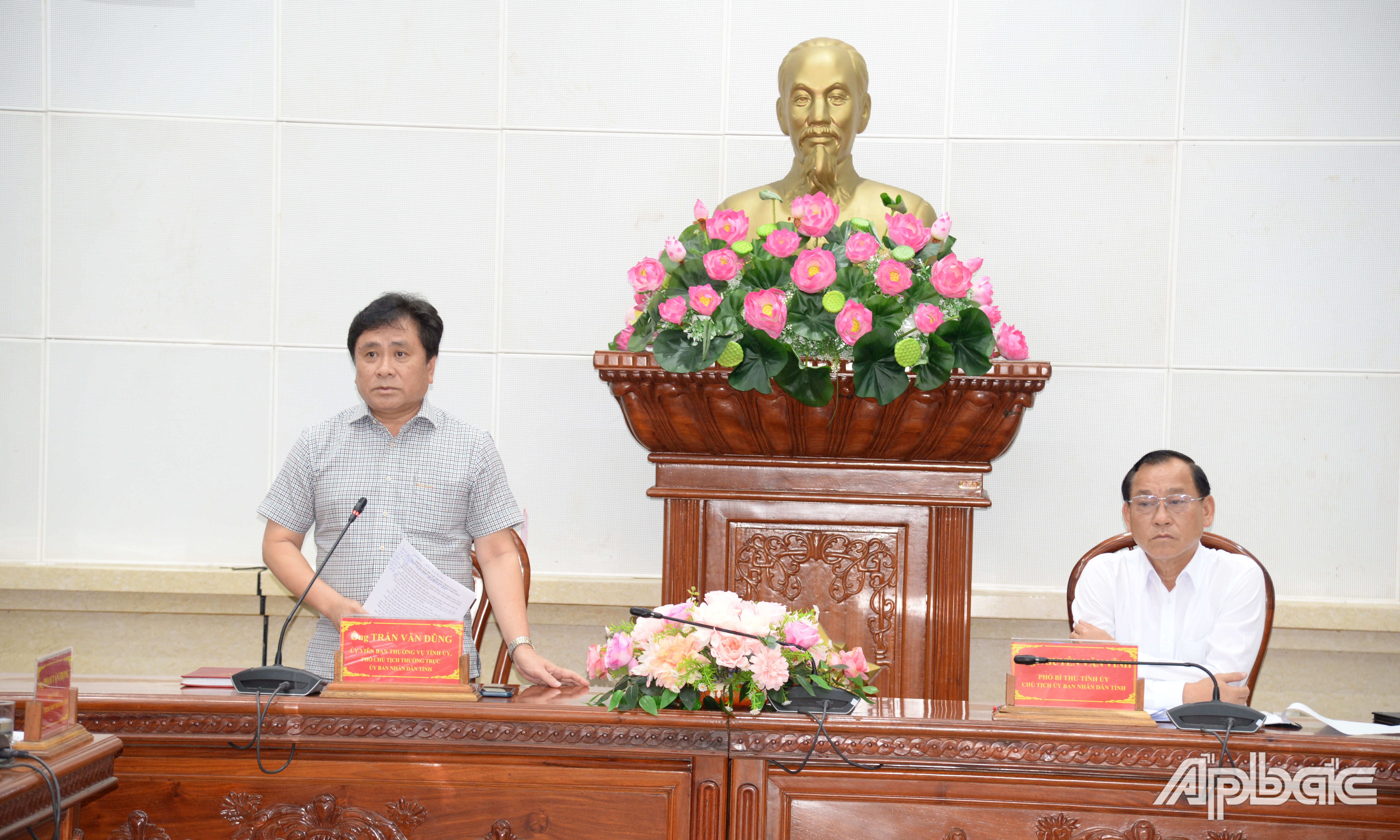 Phó Chủ tịch Thường trực UBND tỉnh Tiền Giang Trần Văn Dũng phát biểu tại phiên họp.