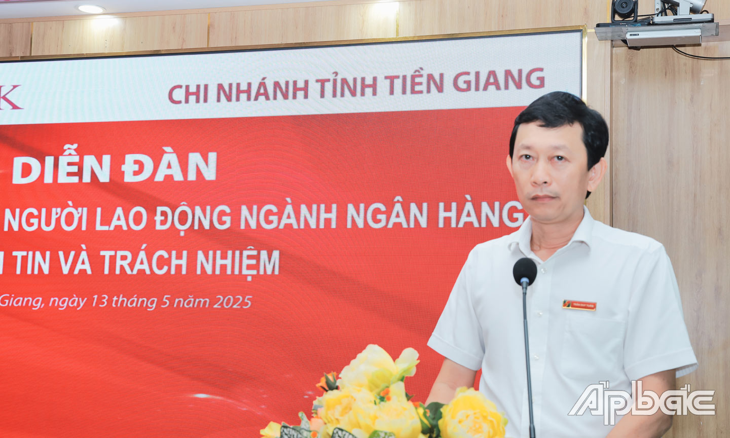 Phó Bí thư Đảng ủy, Phó Giám đốc Agribank chi nhánh tỉnh Tiền Giang Trần Duy Tuân, phát biểu và giải đáp tại Diễn đàn