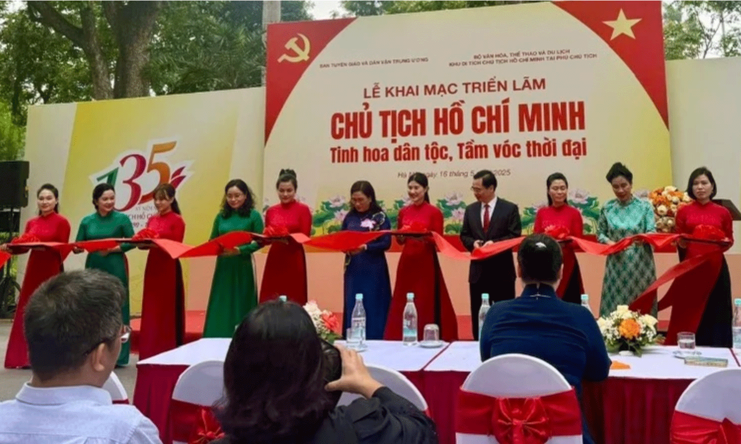 Các đại biểu cắt băng khai mạc triển lãm. 