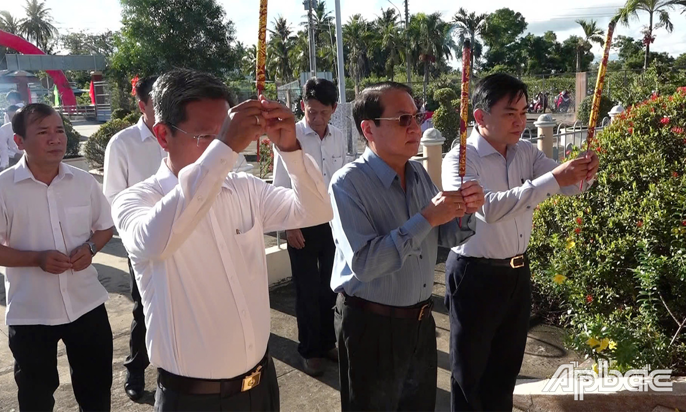 Các đồng chí lãnh đạo và các đại biểu đã thành kính thắp hương tại di tích