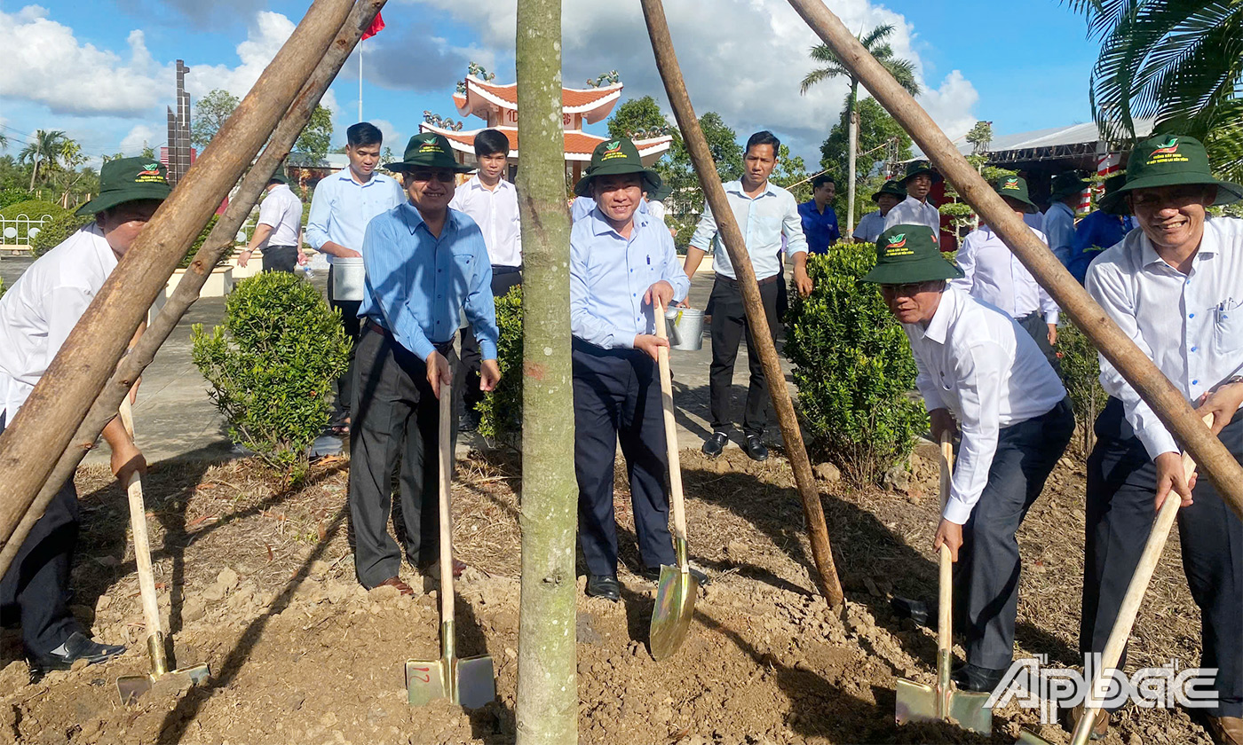 các đồng chí lãnh đạo và đại biểu đã tham gia trồng và chăm sóc tưới nước trên 20 cây dầu tại Khuôn viên Khu di tích lịch sử 