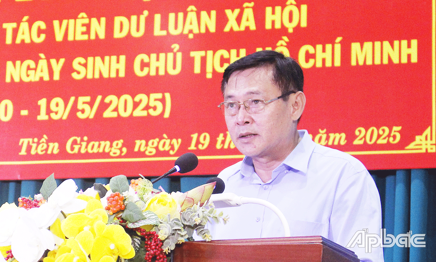Đồng chí Đỗ Tấn Hùng, Trưởng Ban Tuyên giáo và Dân vận Tỉnh ủy tặng quà các đồng chí nguyên lãnh đạo Ban Tuyên giáo cấp ủy huyện (tương đương), nguyên lãnh đạo Ban Dân vận cấp ủy huyện (tương đương).