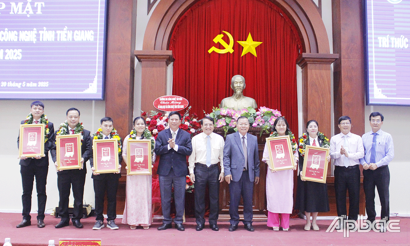 UBND tỉnh vinh danh, trao Khánh vàng 