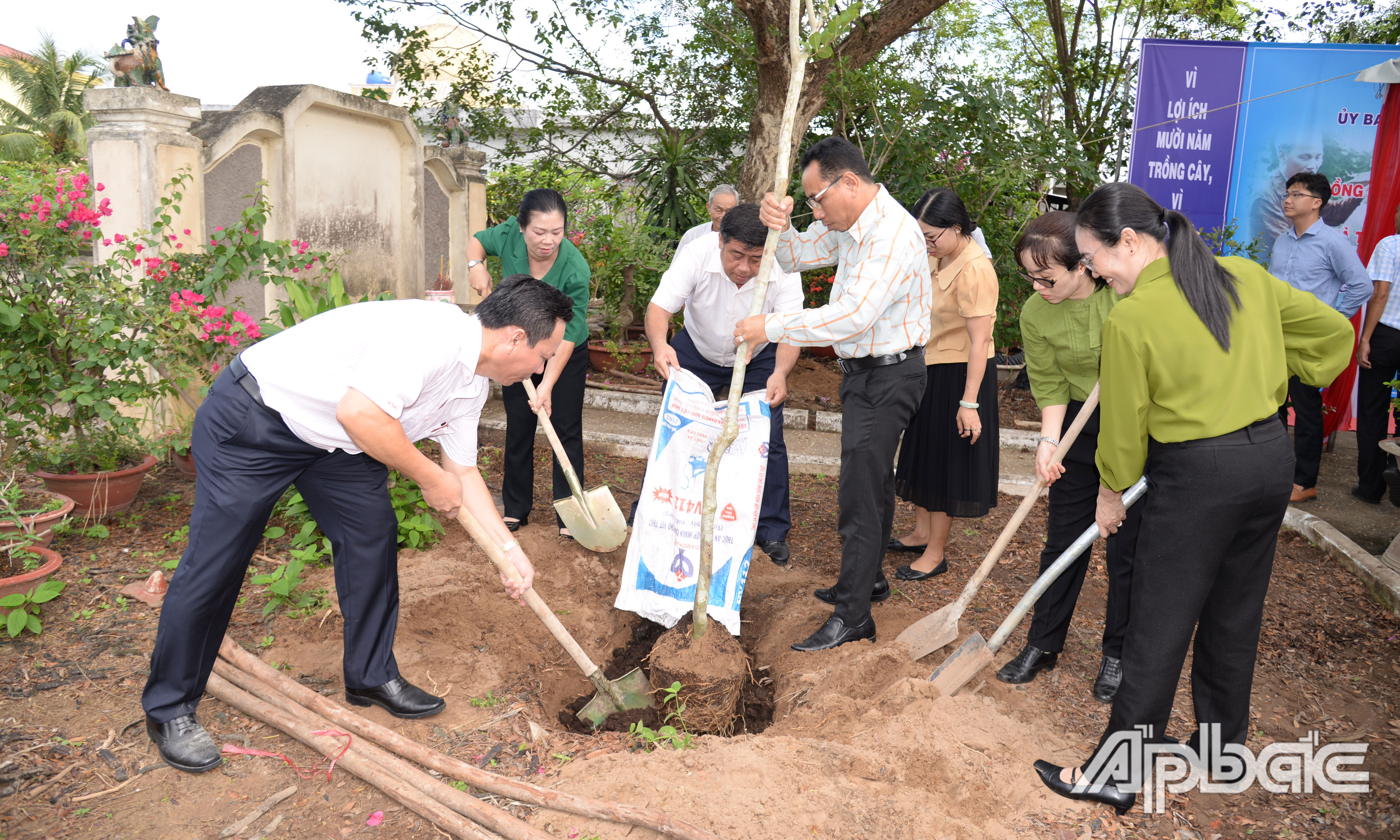 Các đại biểu thực hiện trồng cây tại Đền thờ Võ Tánh.