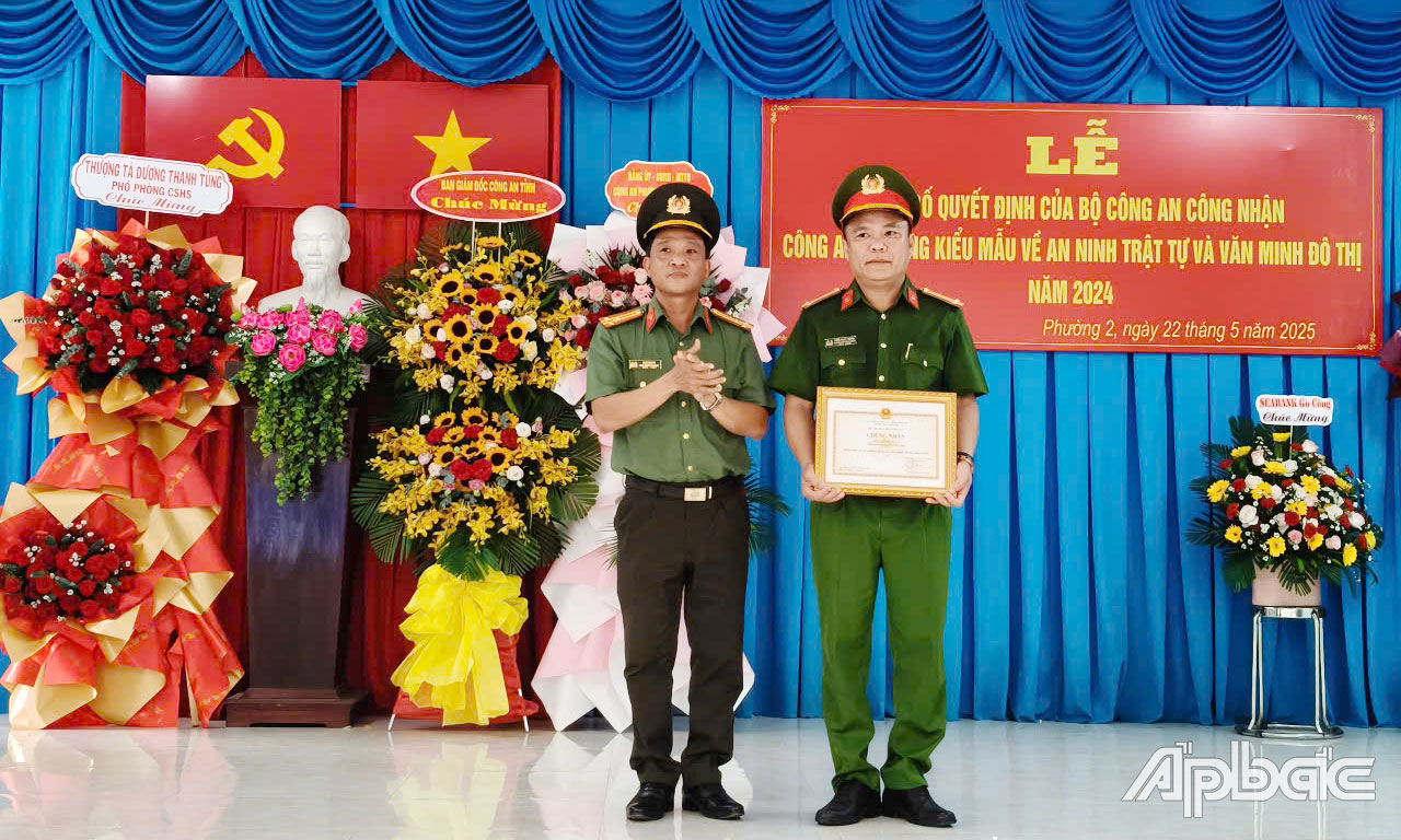 Thừa uỷ quyền của Ban Giám đốc Công an tỉnh Tiền Giang, Thượng tá Cao Văn Út, Phó trưởng Phòng tham mưu - Công an tỉnh Tiền Giang trao Quyết định của Bộ Công an công nhận “Công an phường kiểu mẫu về an ninh trật tự và văn minh đô thị” cho Công an phường 2.