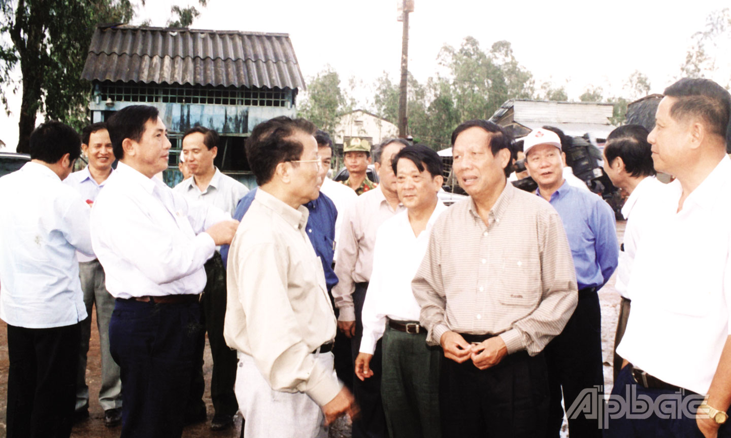 Chủ tịch nước Trần Đức Lương trao đổi với Bộ trưởng Bộ Nông nghiệp và Phát triển nông thôn Lê Huy Ngọ và  lãnh đạo tỉnh Tiền Giang về định hướng phát triển vùng Đồng Tháp Mười (huyện Tân Phước) trong chuyến thăm và làm việc tại Tiền Giang. 