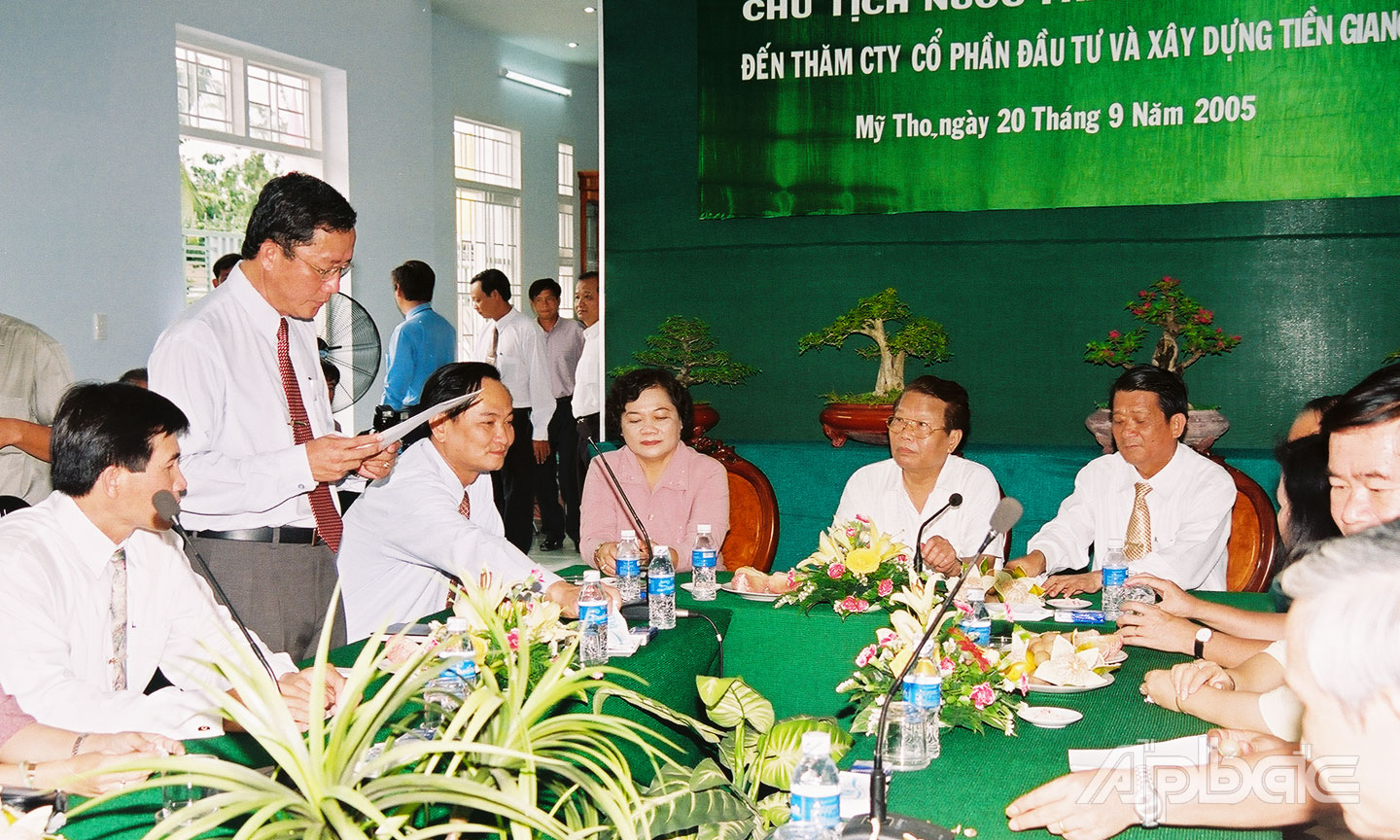 Tổng Giám đốc Đoàn Thành Đạt báo cáo trước  Chủ tịch nước Trần Đức Lương về hoạt động của công ty.