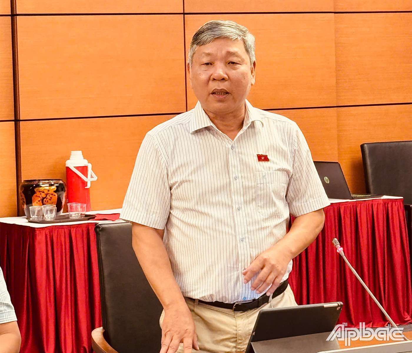 Đại biểu Nguyễn Hoàng Mai phát biểu ý kiến thảo luận tại tổ