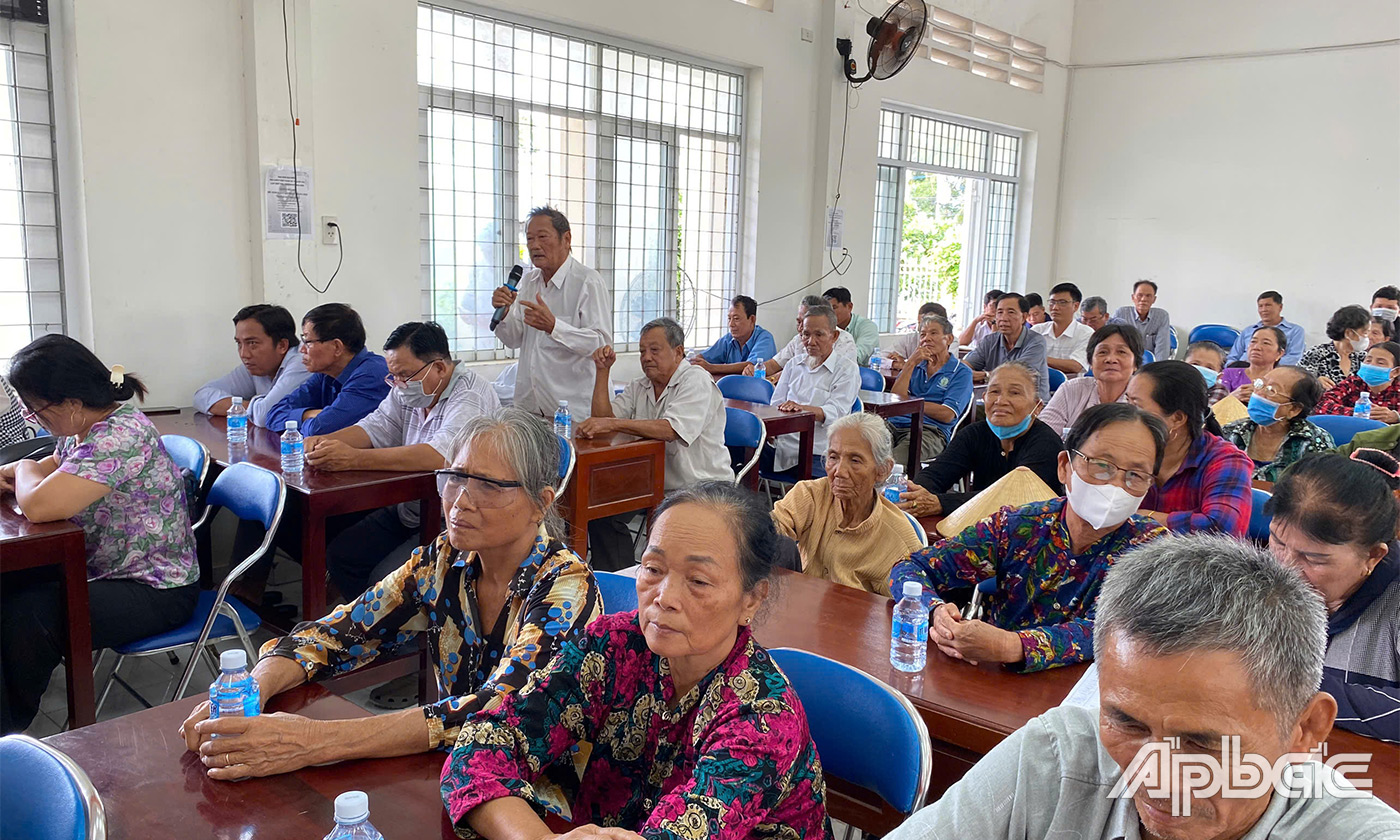 Cử tri huyện Gò Công Tây phát biểu tại buổi tiếp xúc