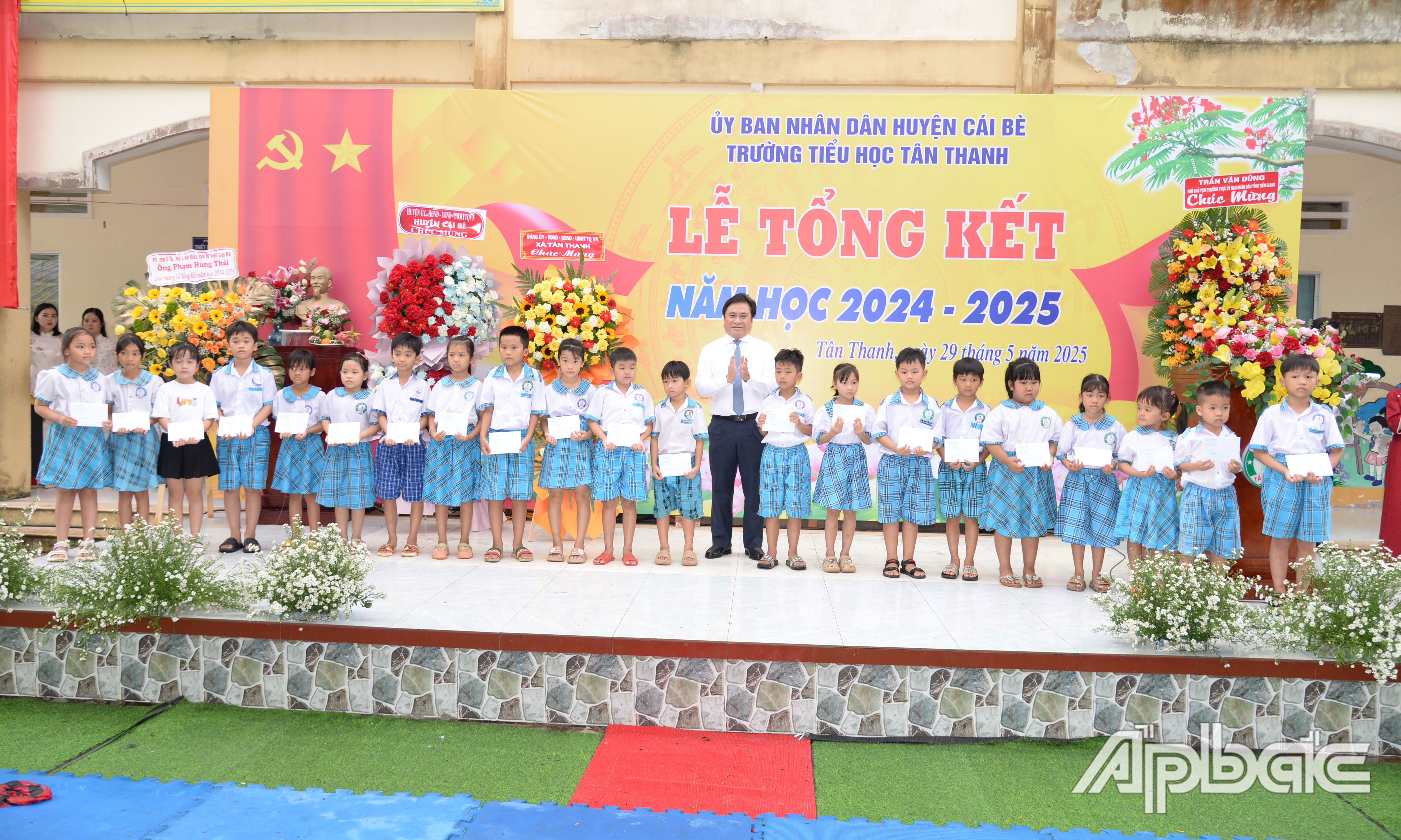 Đồng chí Trần Văn Dũng trao tặng học bổng cho các em học sinh có hoàn cảnh khó khăn, vượt khó học tốt.