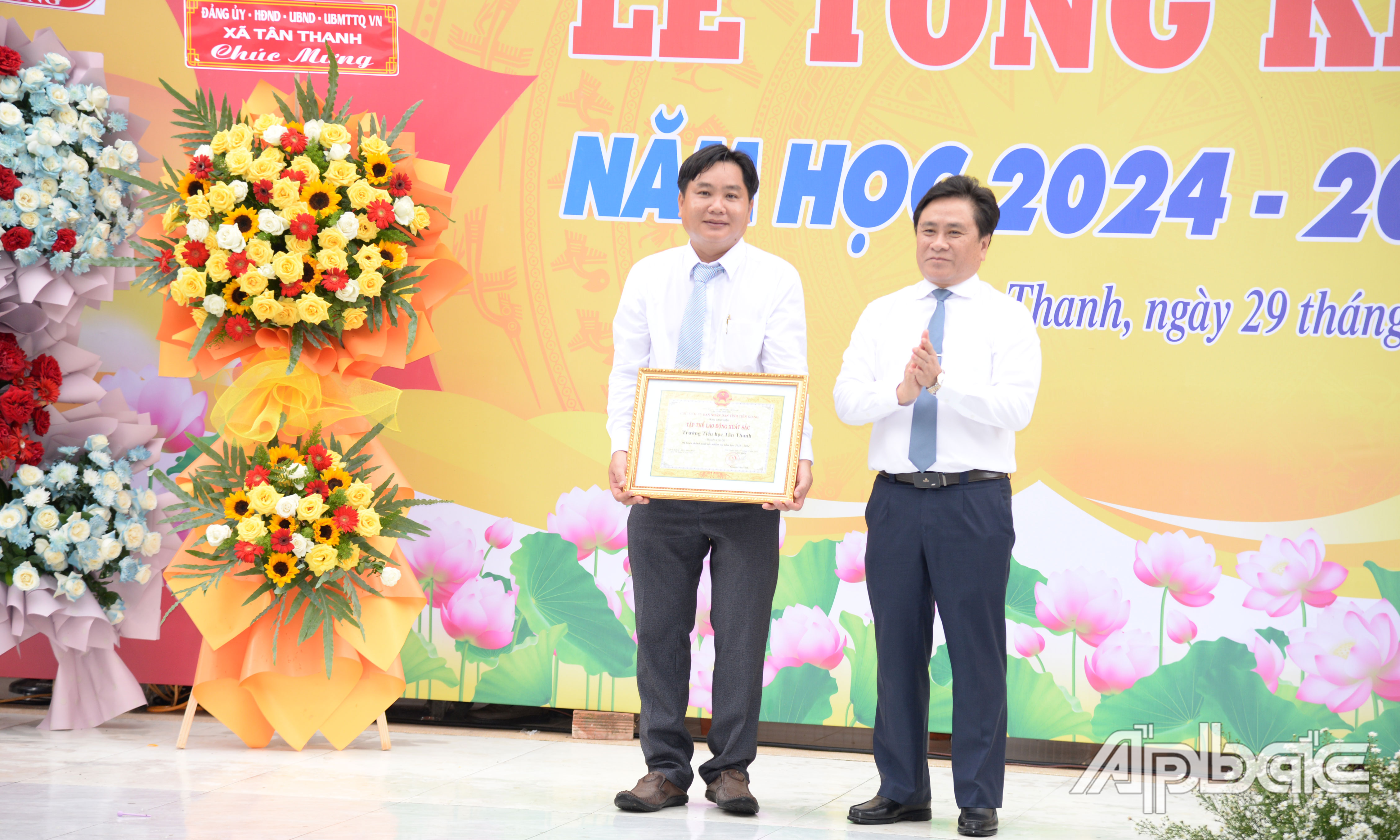 Đồng chí Trần Văn Dũng trao tặng danh hiệu Tập thể lao động suất xắc cho Trường Tiểu học Tân Thanh.