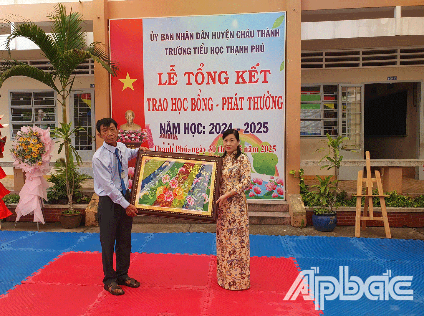 Đồng chí Châu Thị Mỹ Phương trao Bức tranh lưu niệm của đồng chí 
