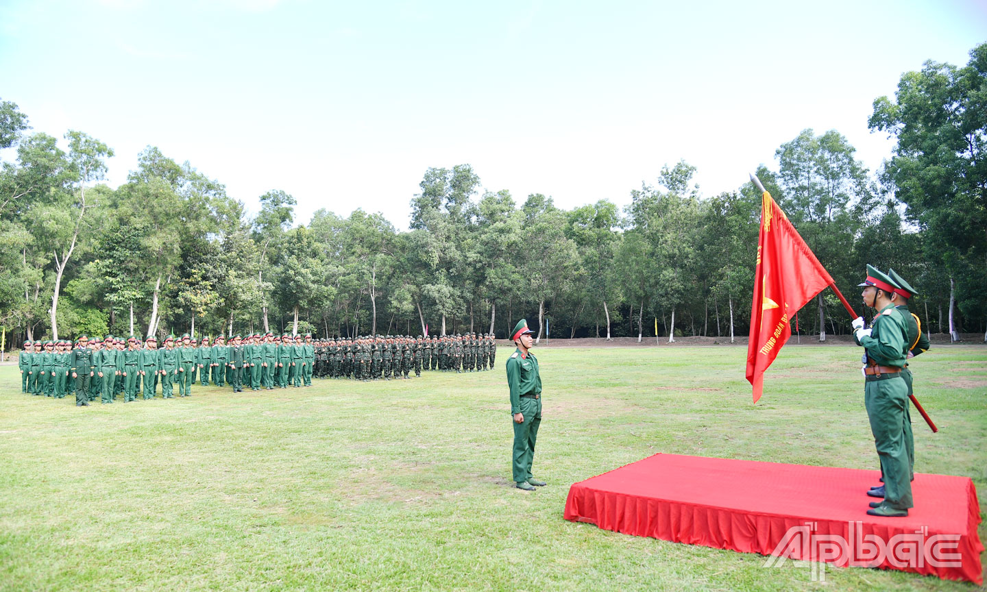 CSM tuyên thệ dưới Quân kỳ Quyết thắng.