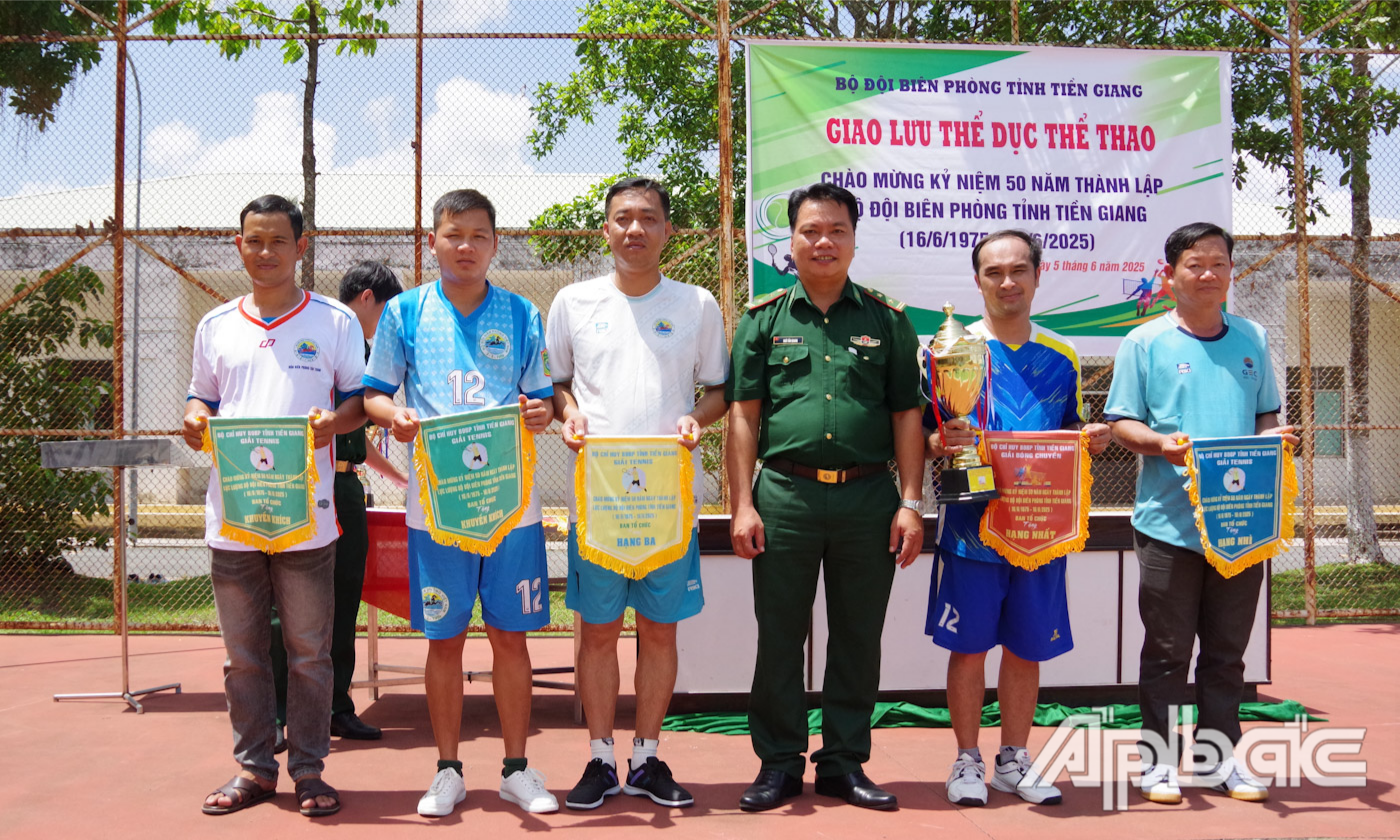 Ban Tổ chức đã trao cờ lưu niệm và phần thưởng cho các đội đạt thành tích.